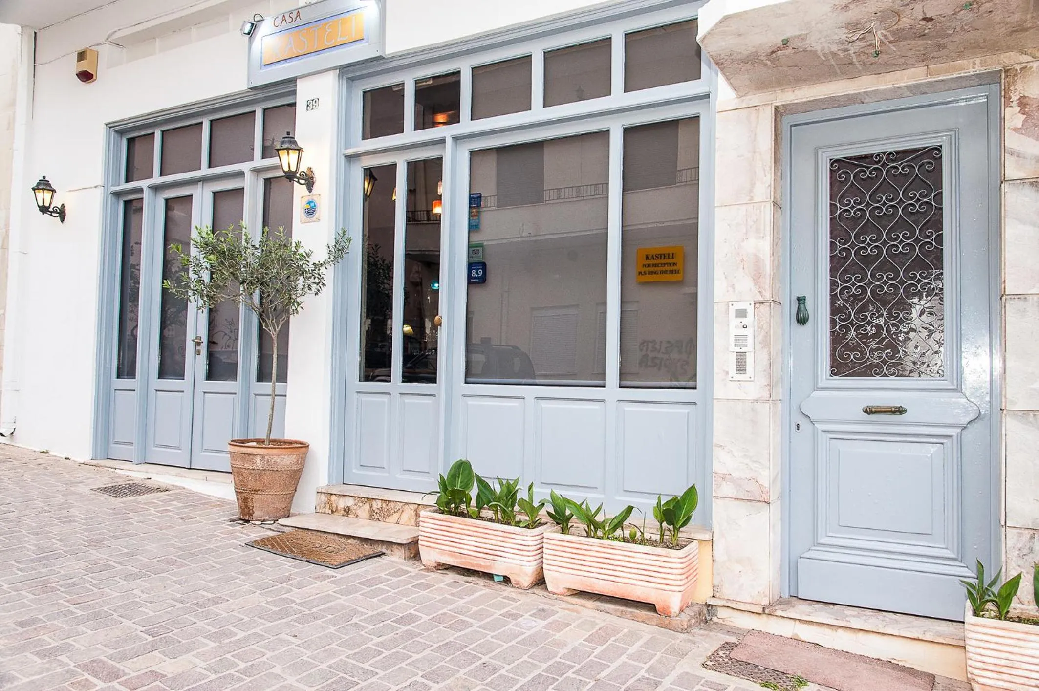 Facade/entrance in Casa Kasteli