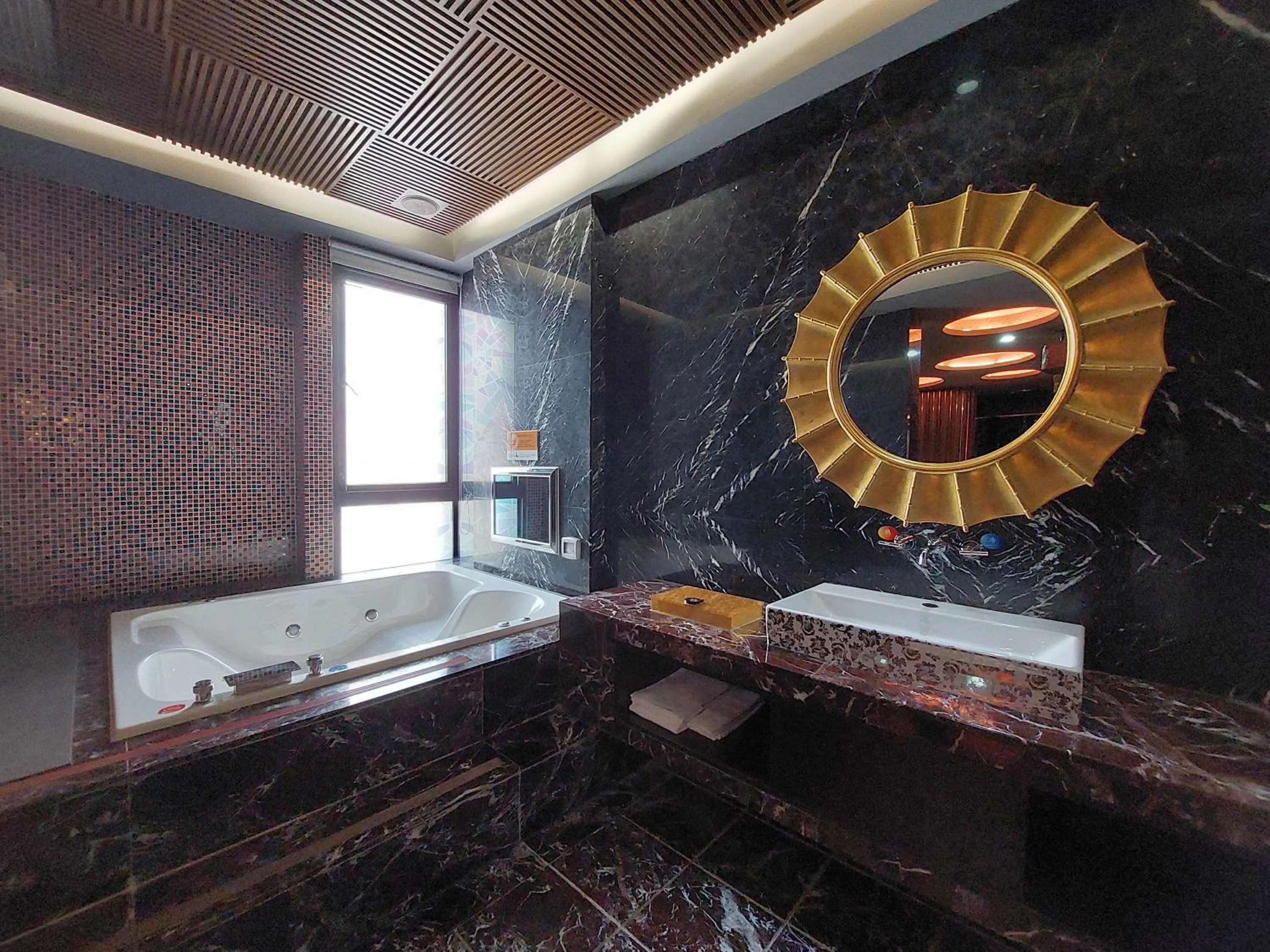 Bathroom in Elysees Motel