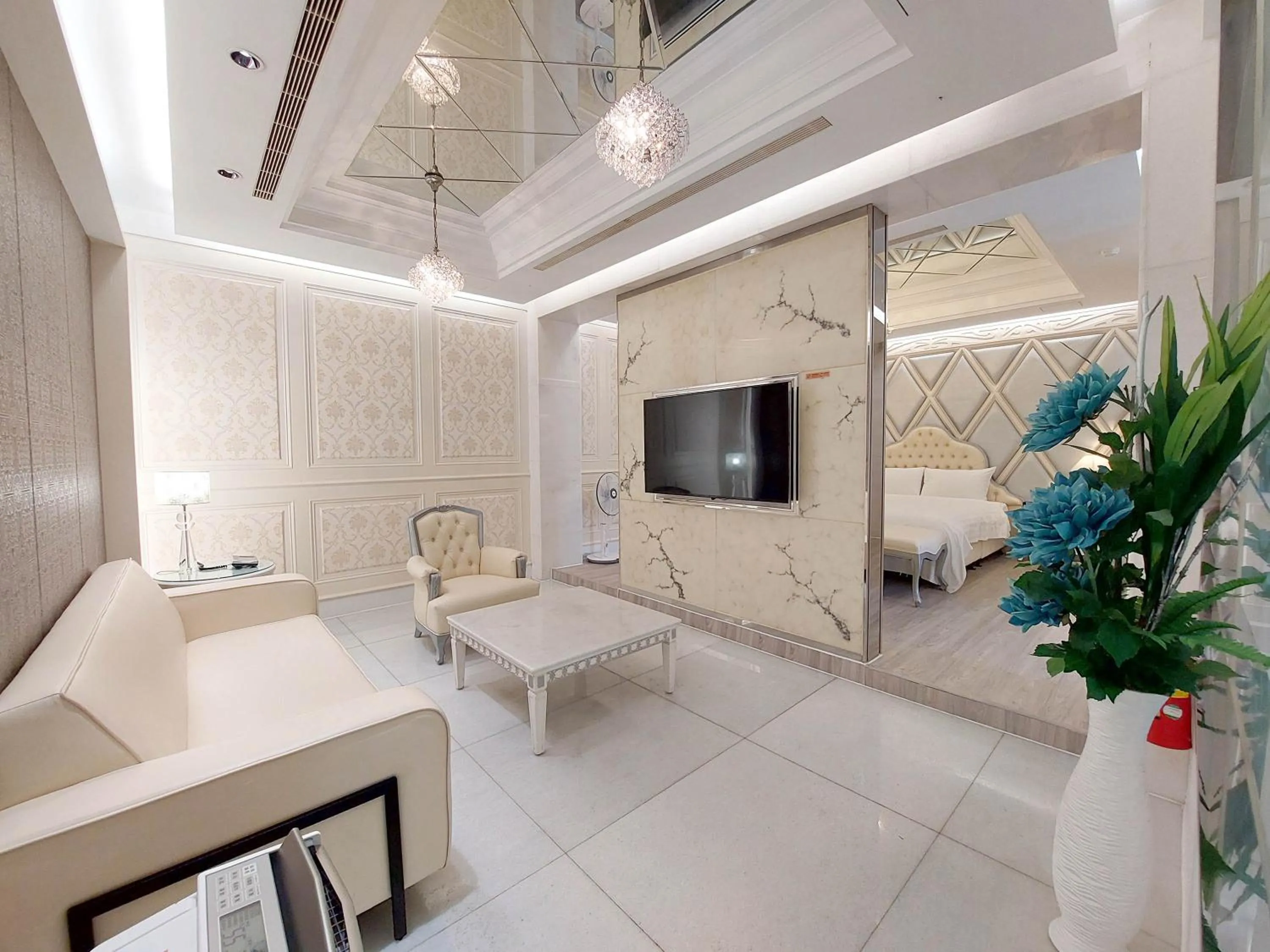 TV and multimedia in Elysees Motel