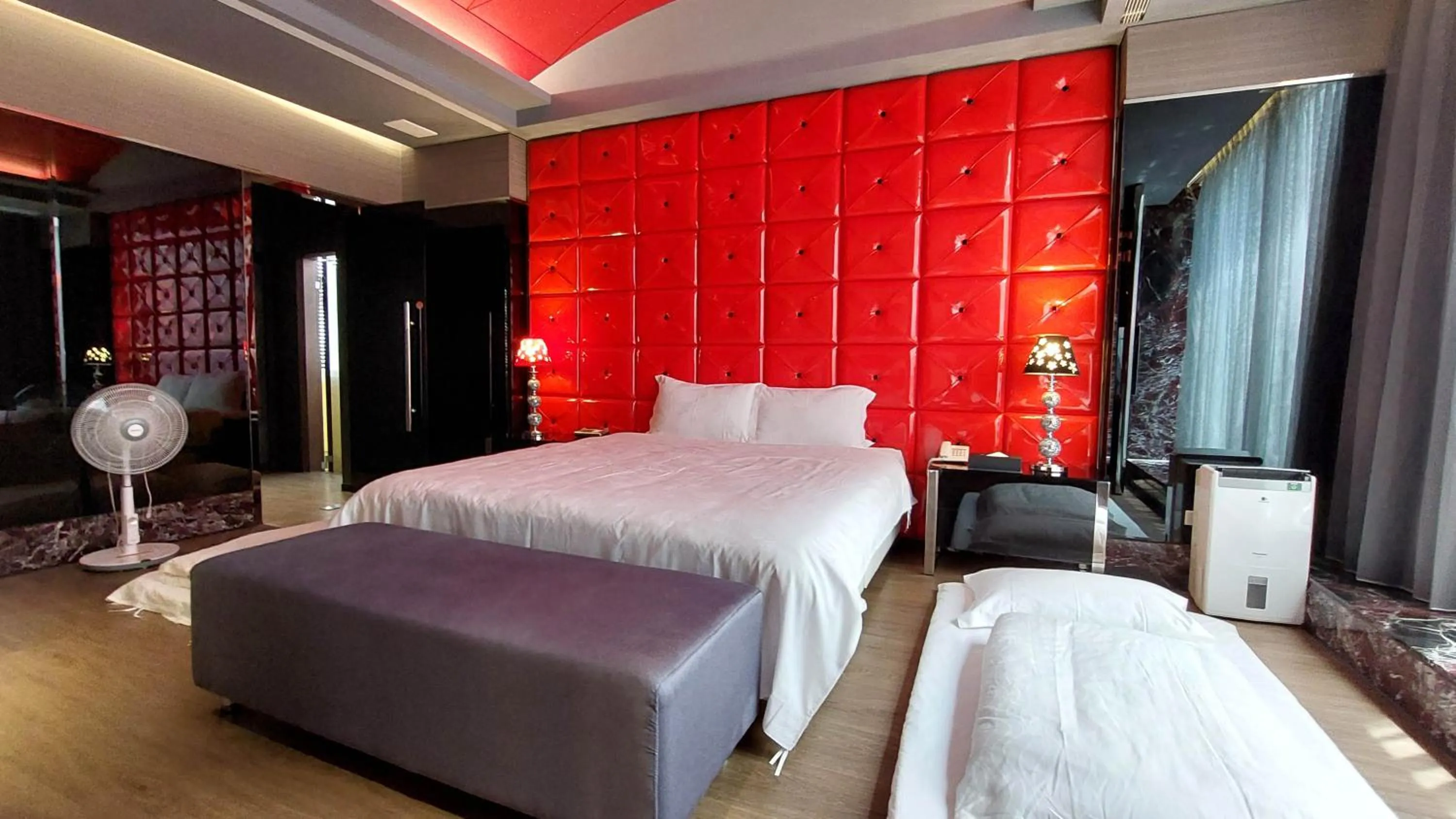 Bed in Elysees Motel