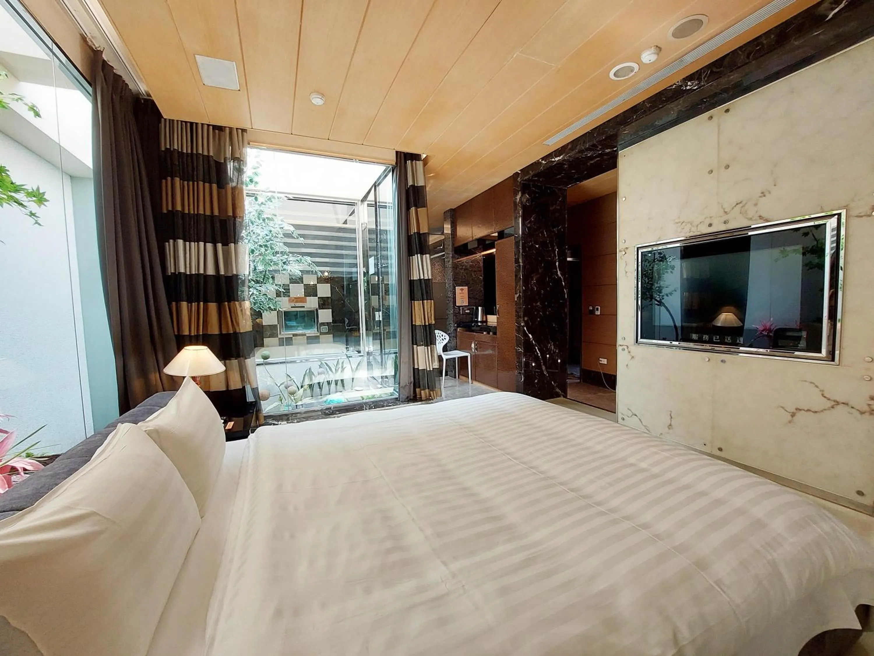 Bed in Elysees Motel