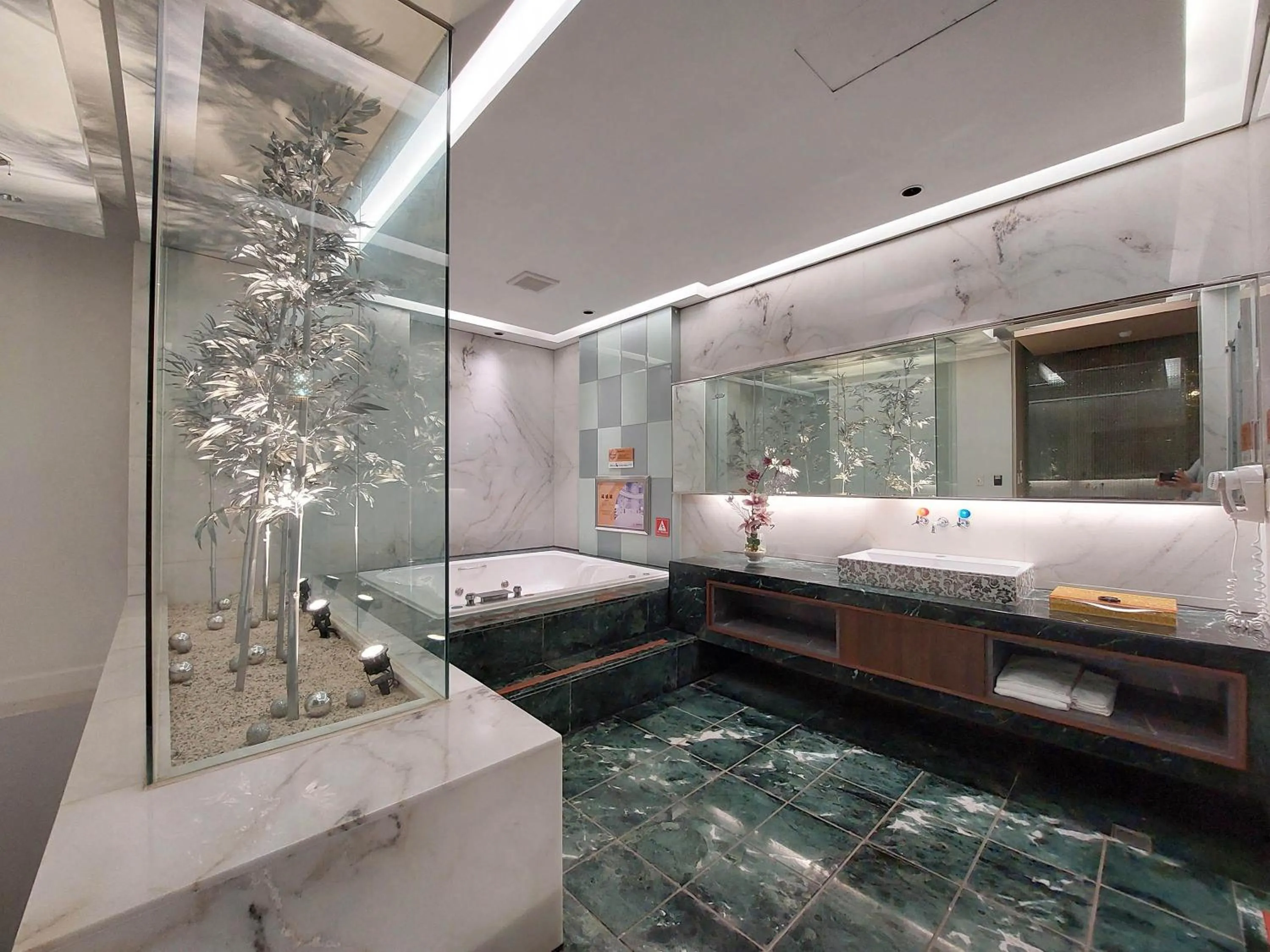 Bathroom in Elysees Motel