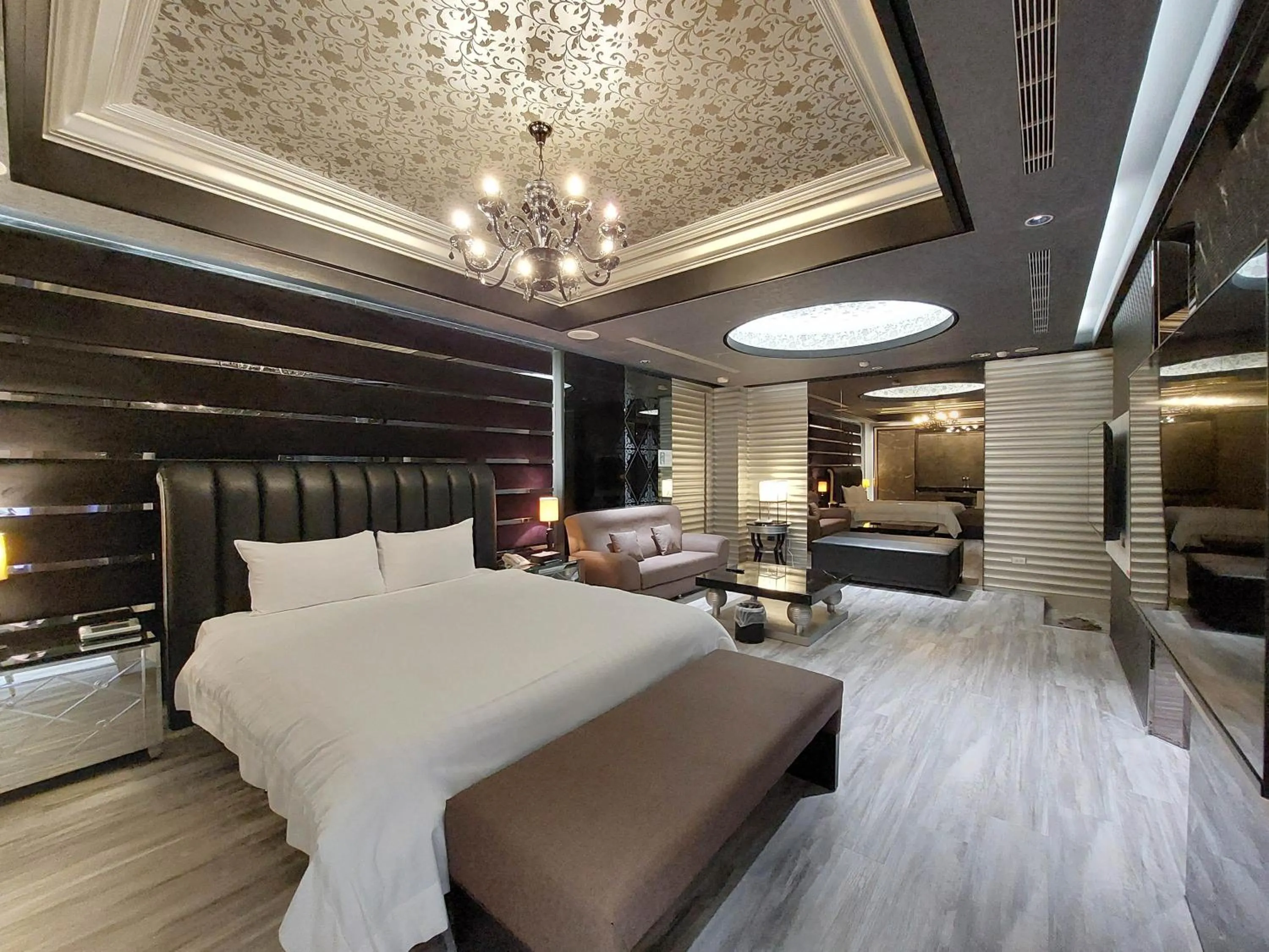 Bed in Elysees Motel