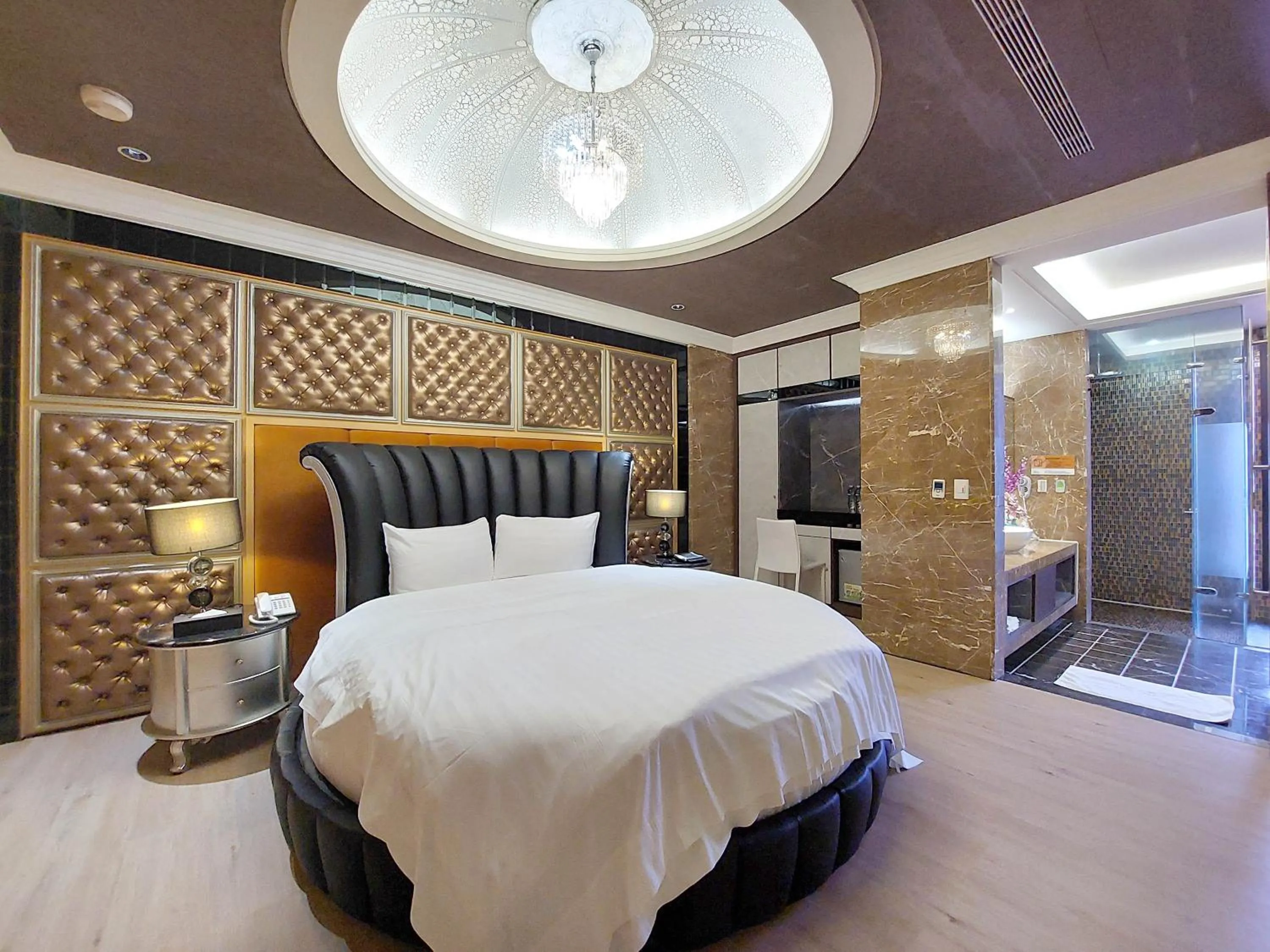 Bed in Elysees Motel