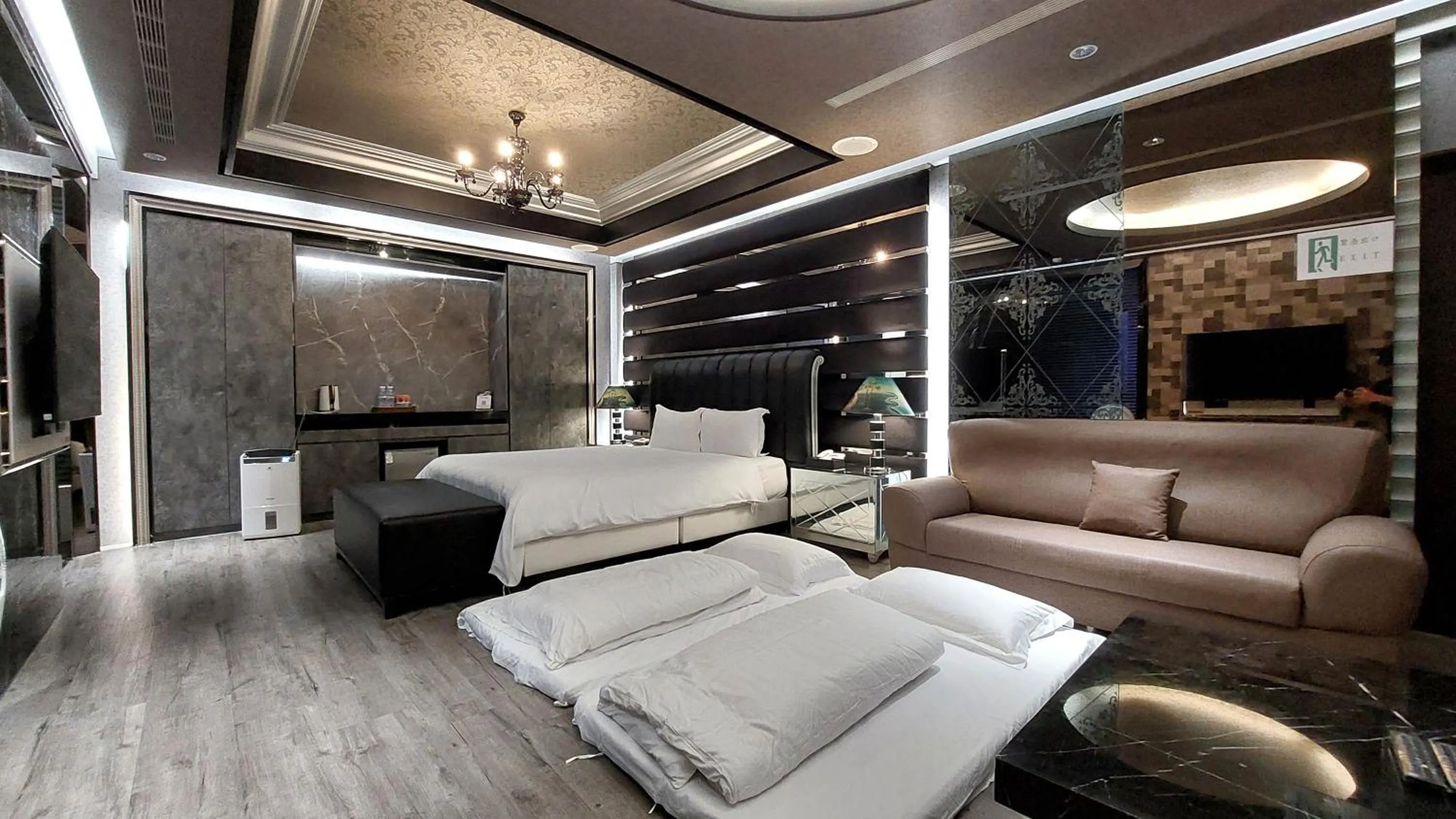 Bed in Elysees Motel