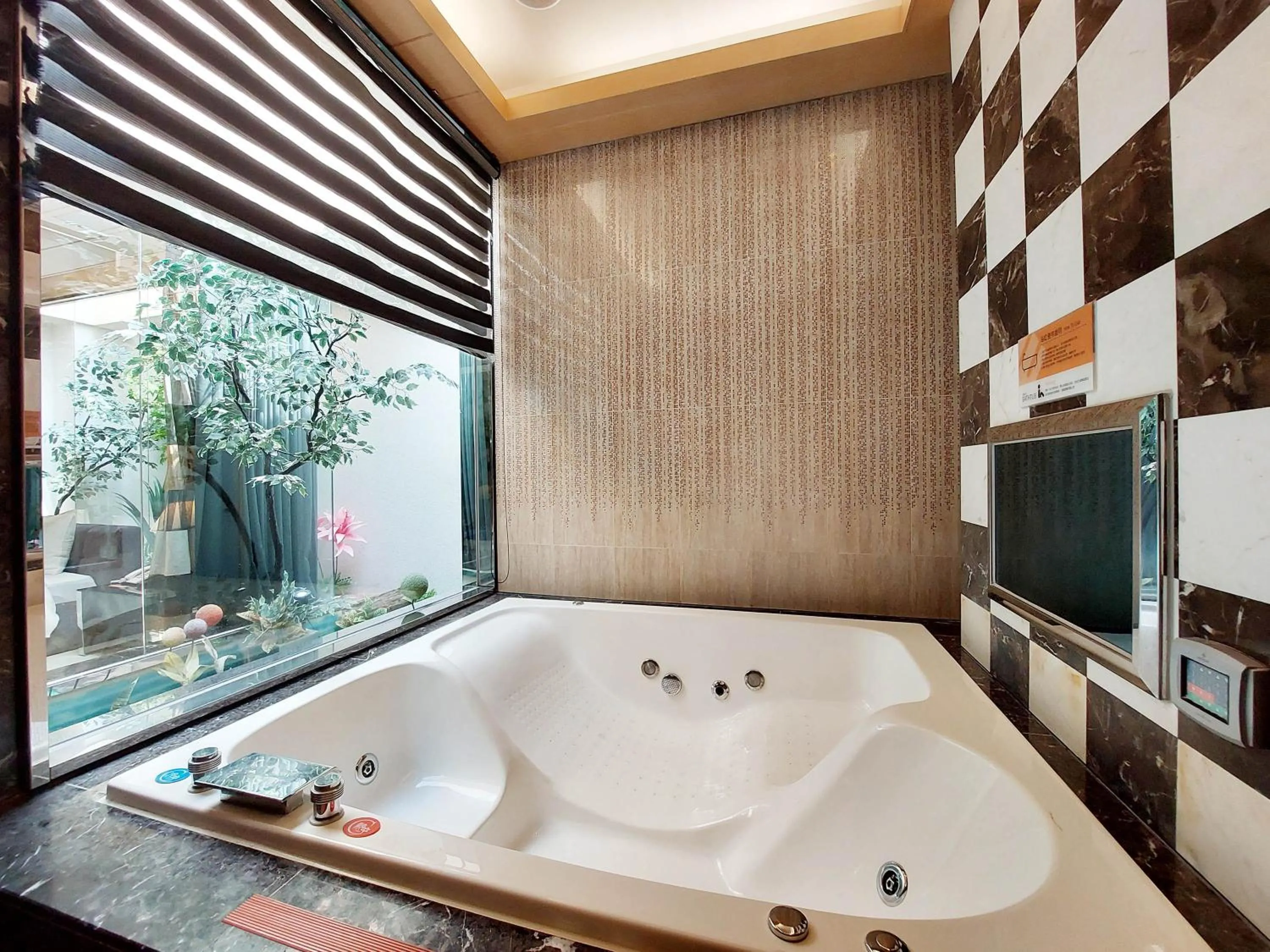 Bathroom in Elysees Motel