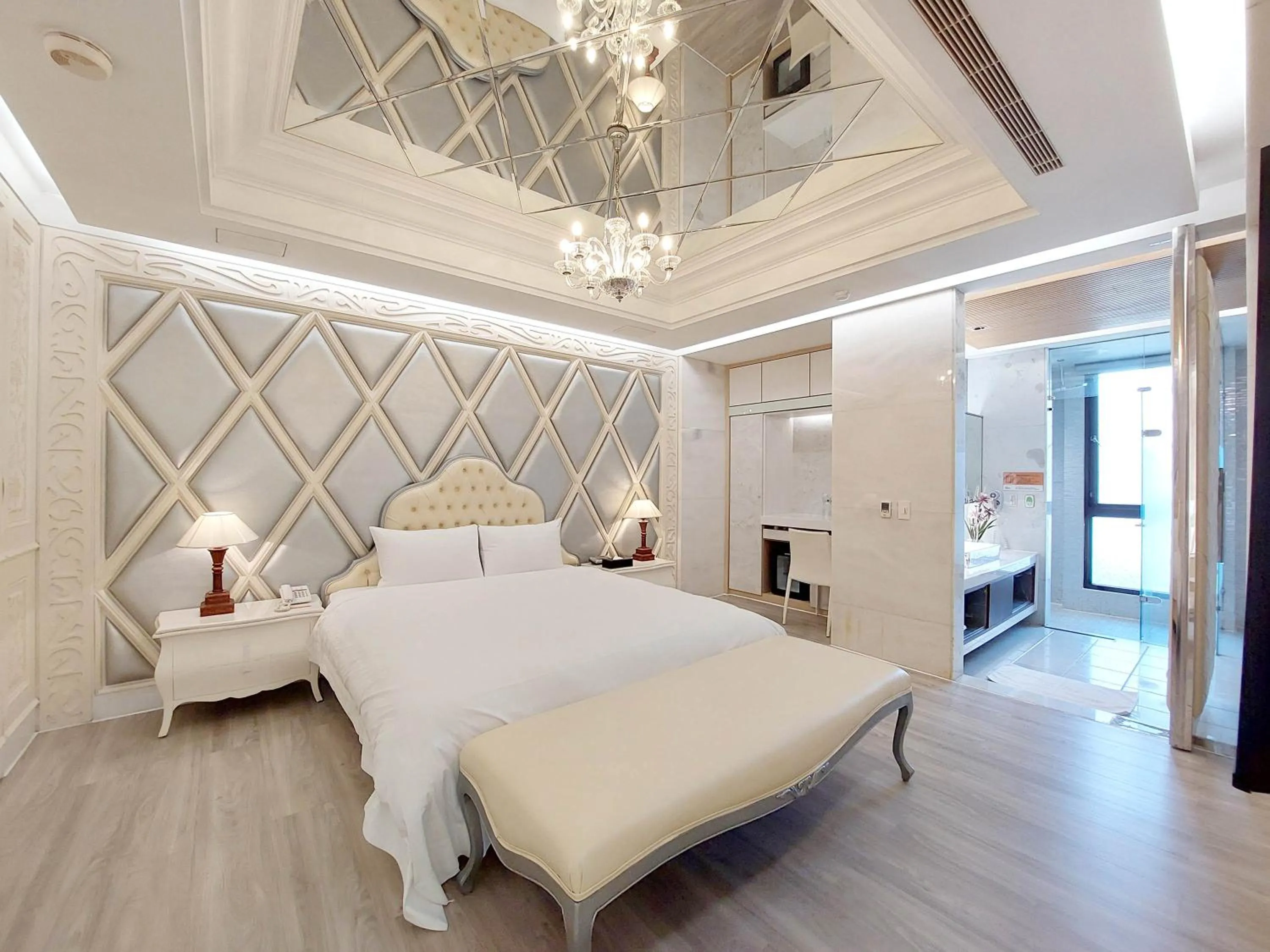 Bed in Elysees Motel