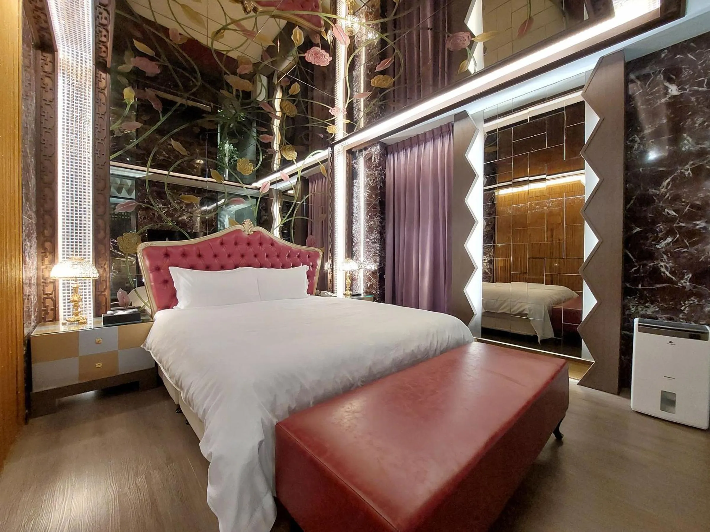 Bed in Elysees Motel