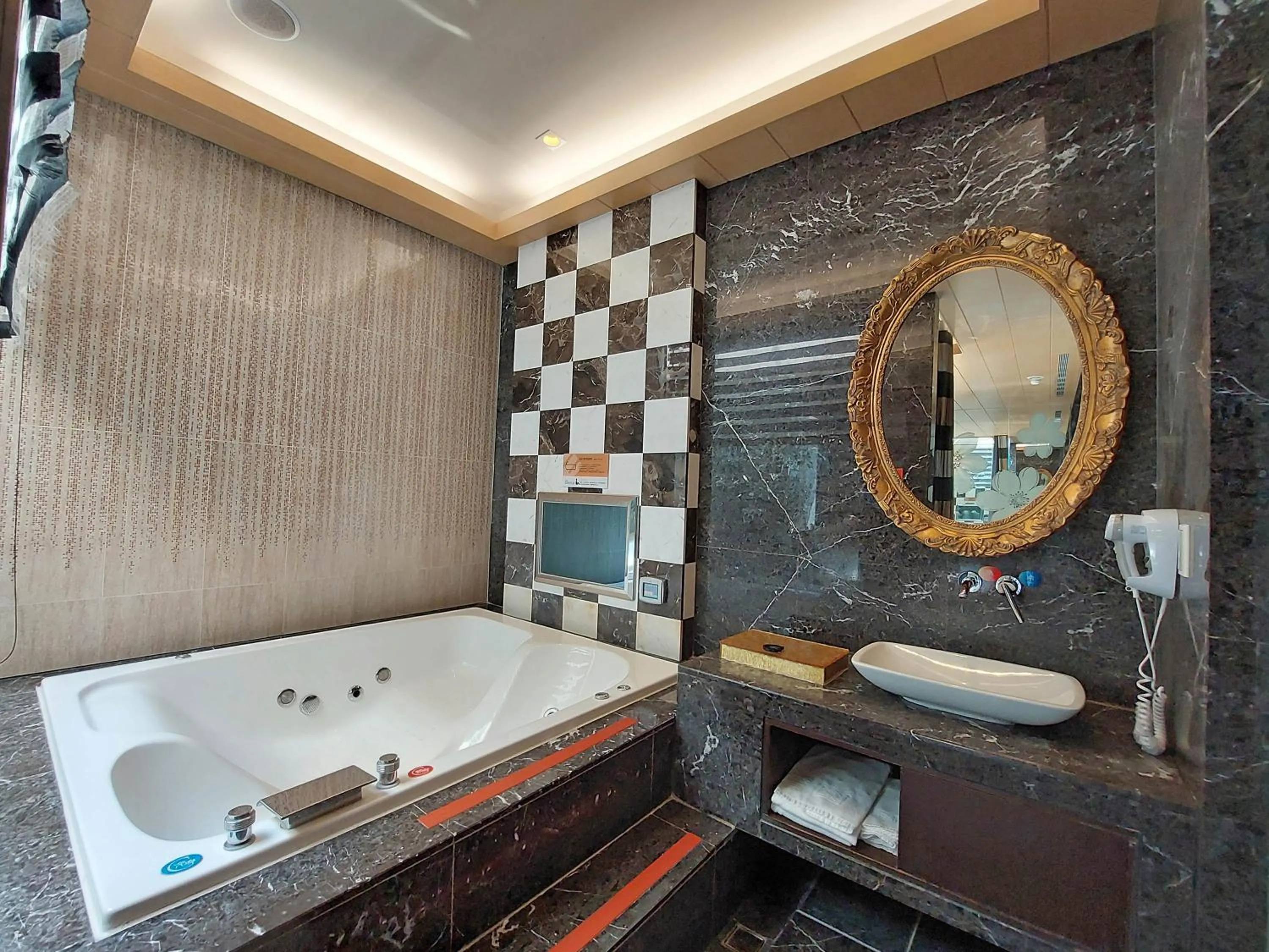 Bathroom in Elysees Motel