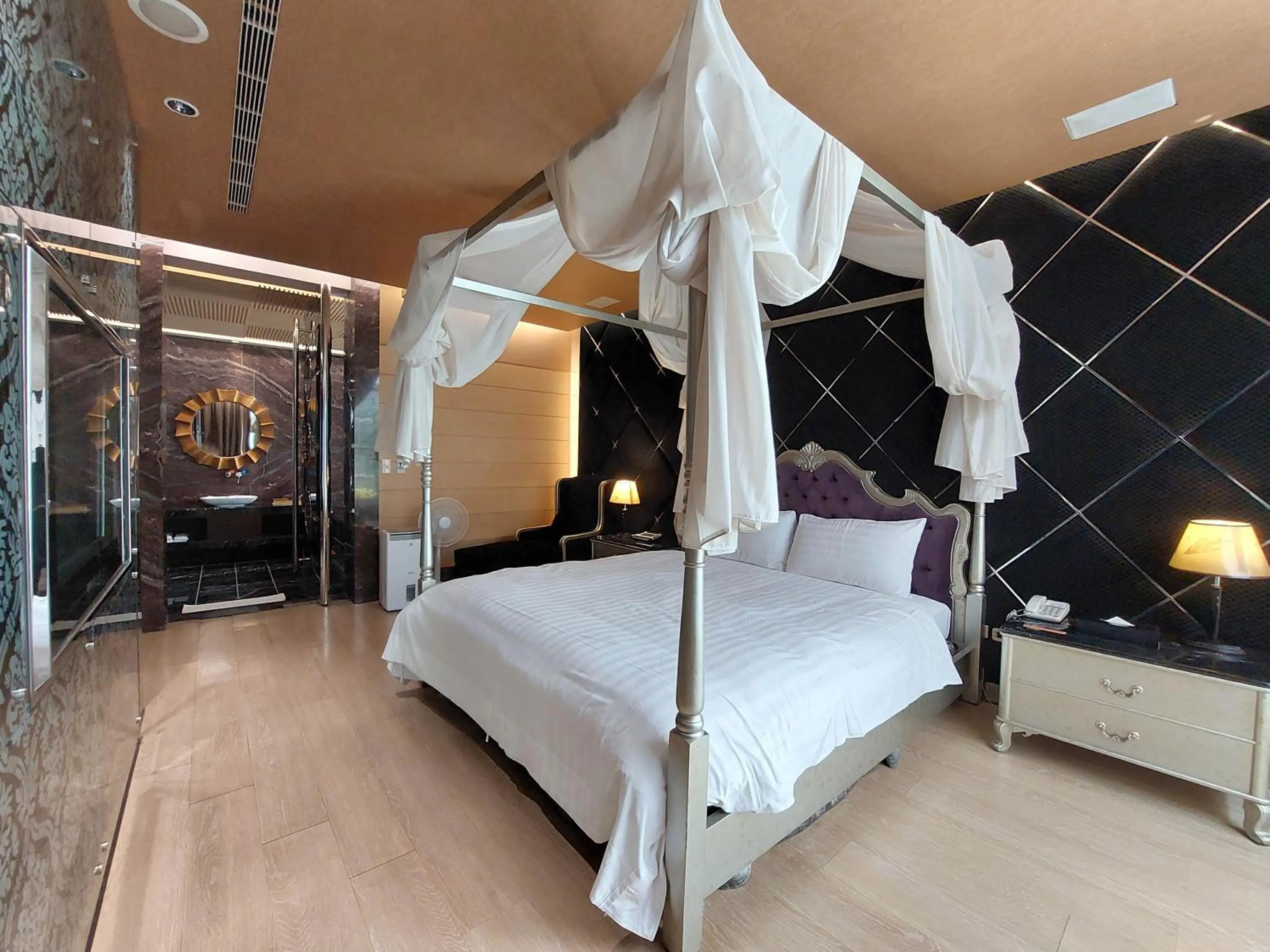 Bed in Elysees Motel