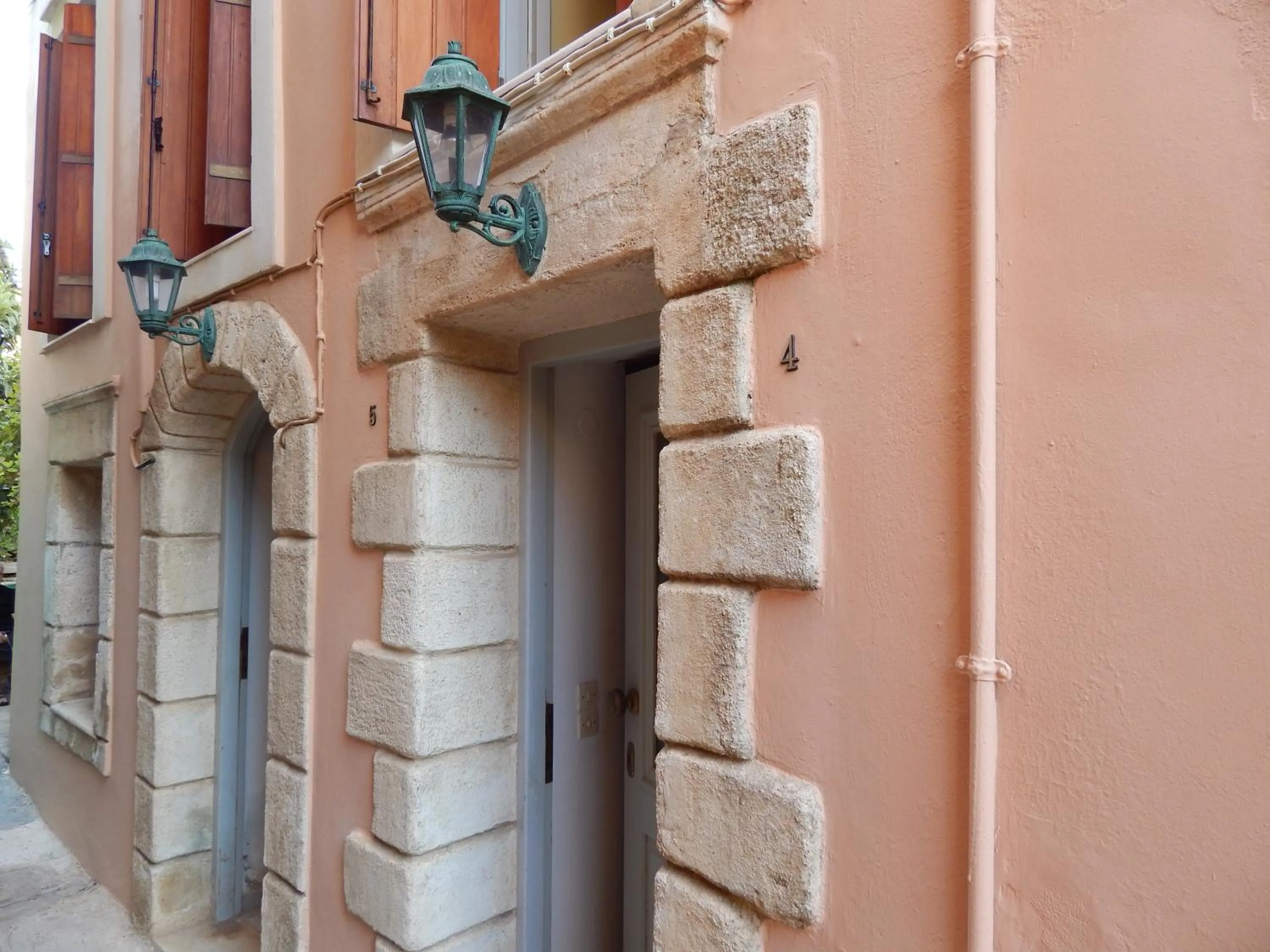 Facade/entrance in KasteliSuites