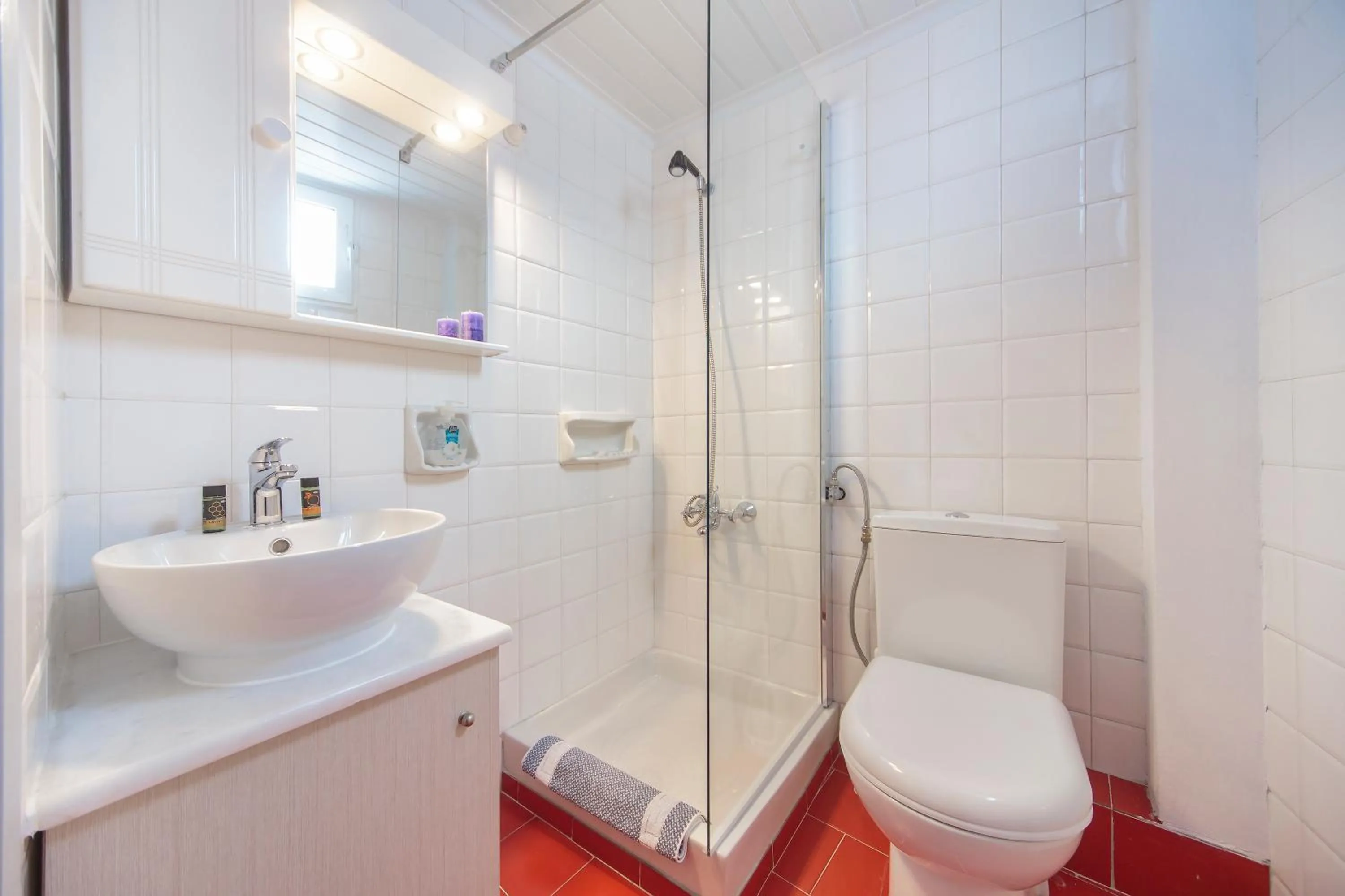 Bathroom in KasteliSuites