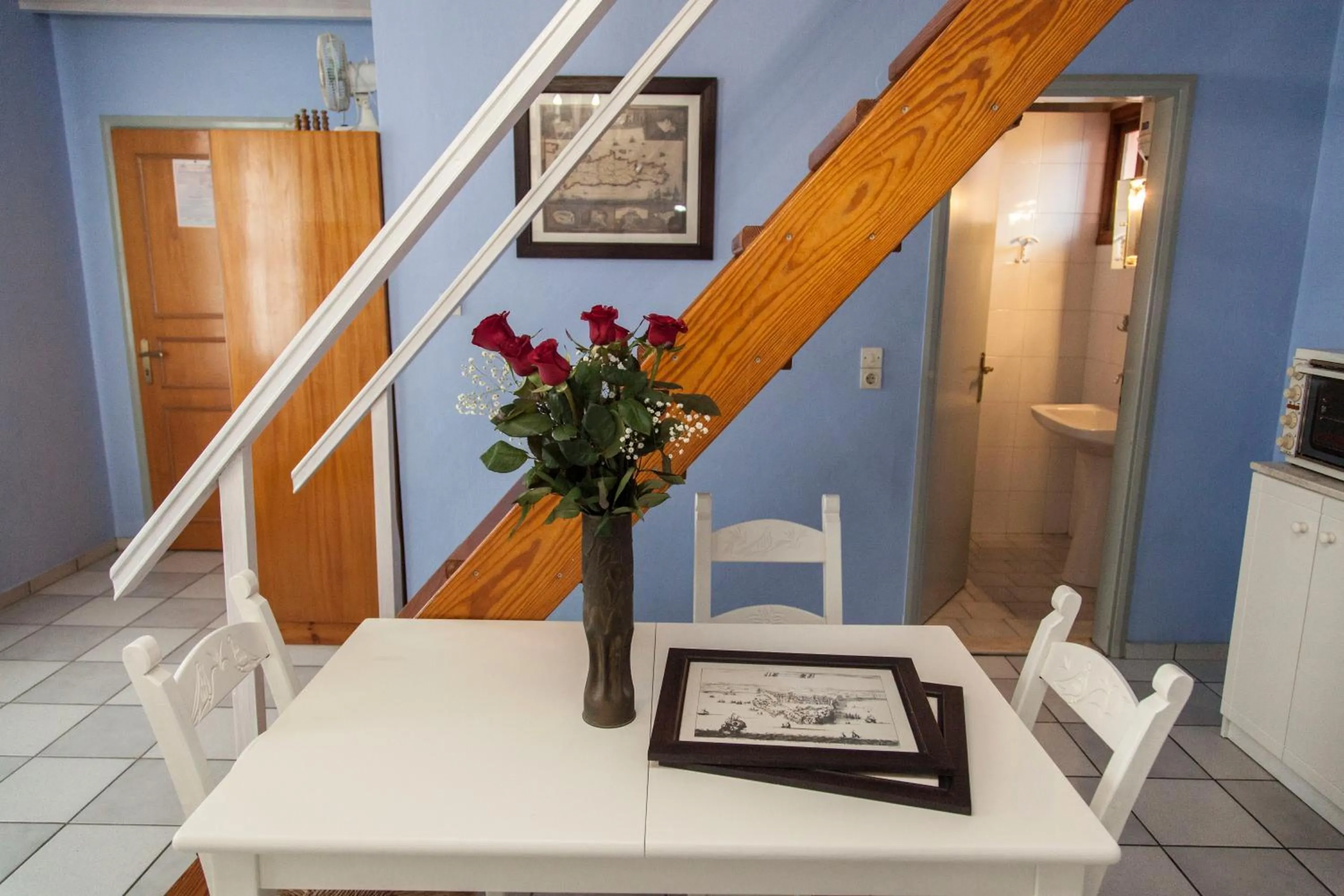 Dining area in KasteliSuites