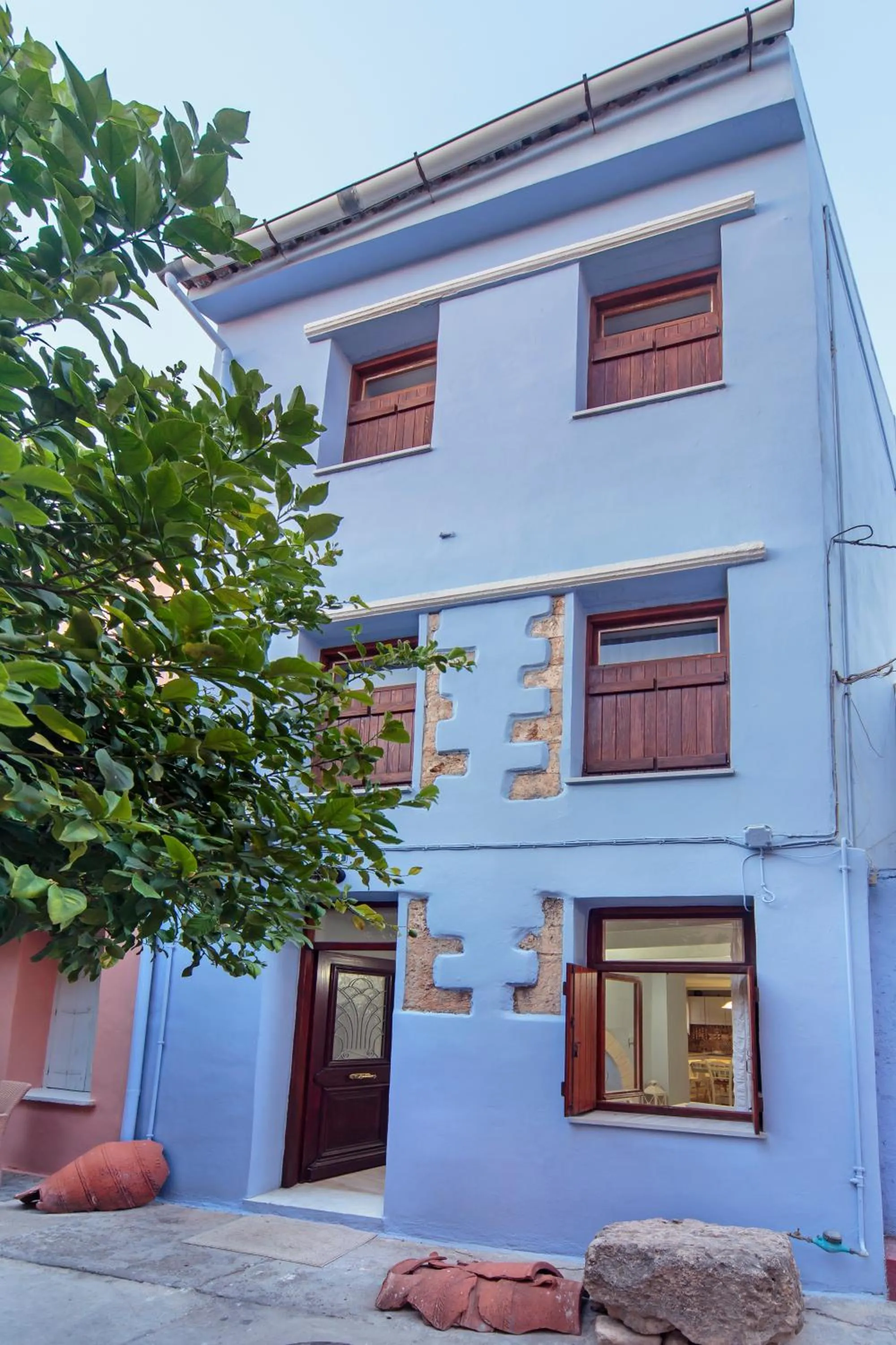 Facade/entrance in KasteliSuites