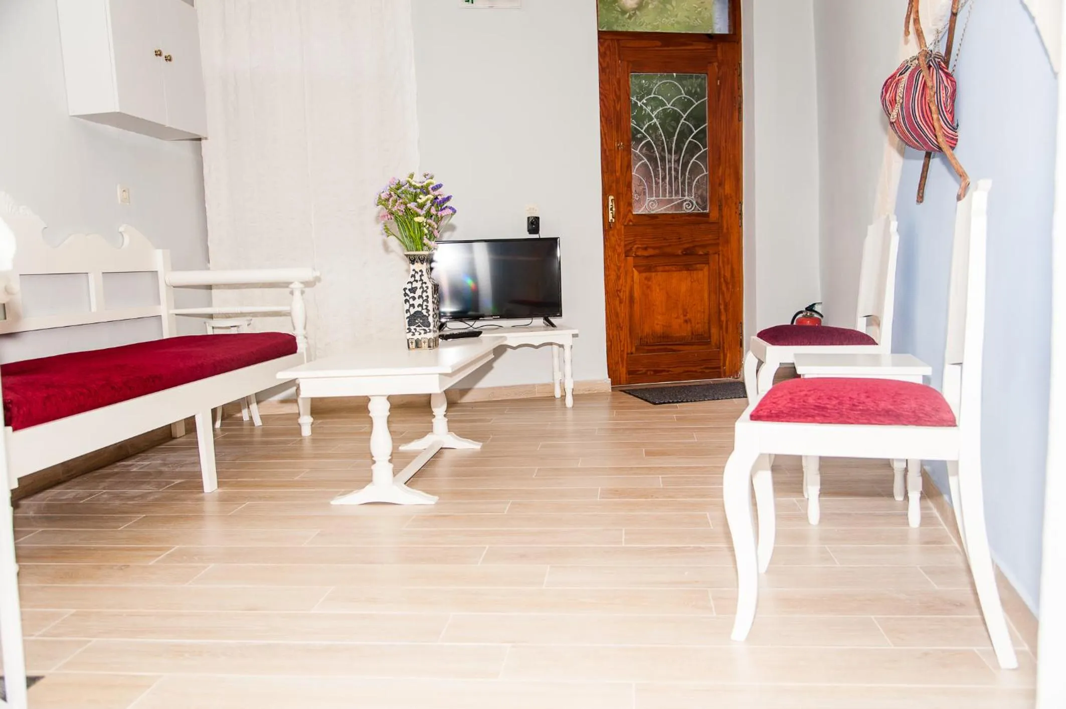 Dining area in KasteliSuites