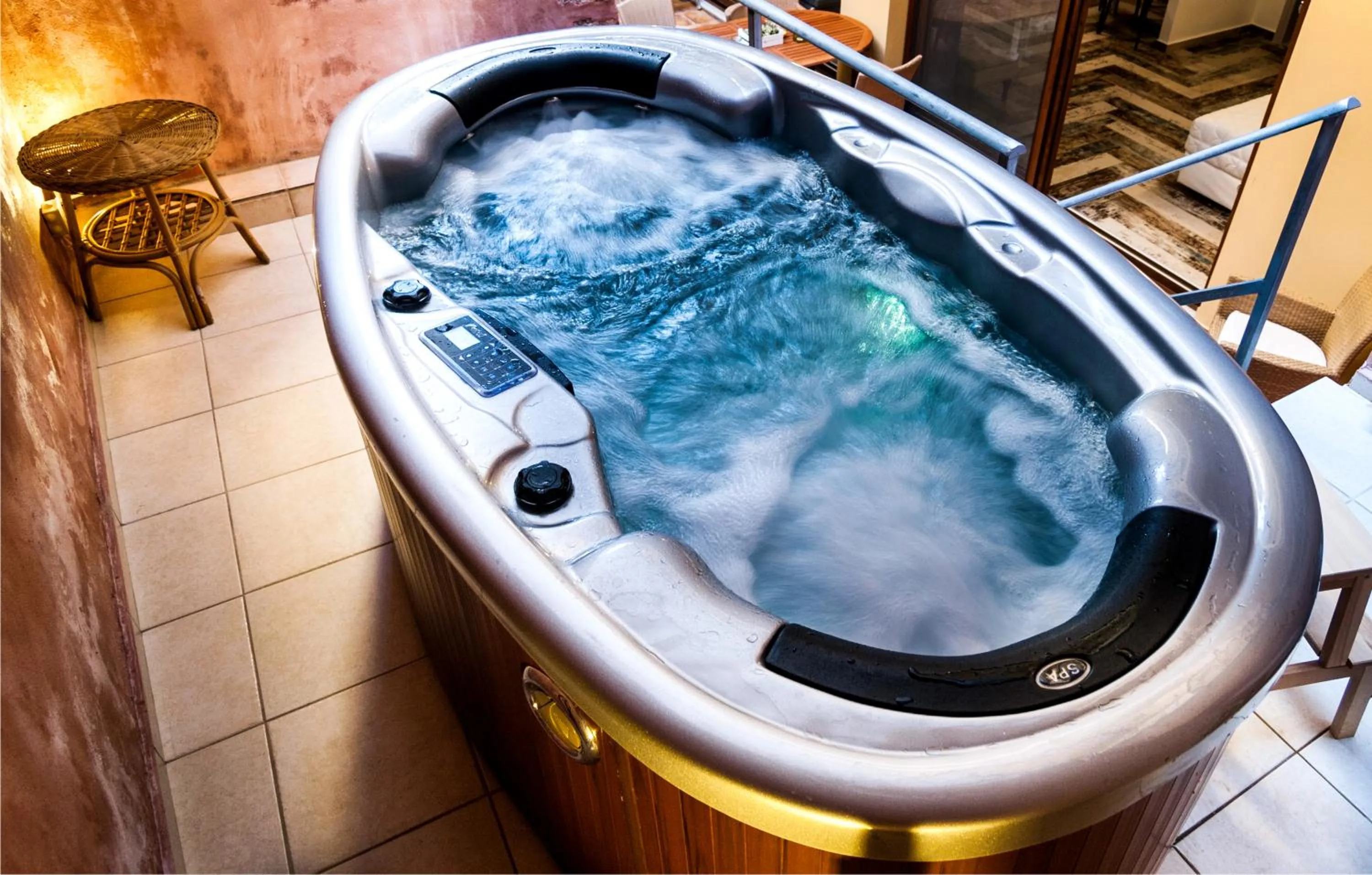 Hot Tub in KasteliSuites