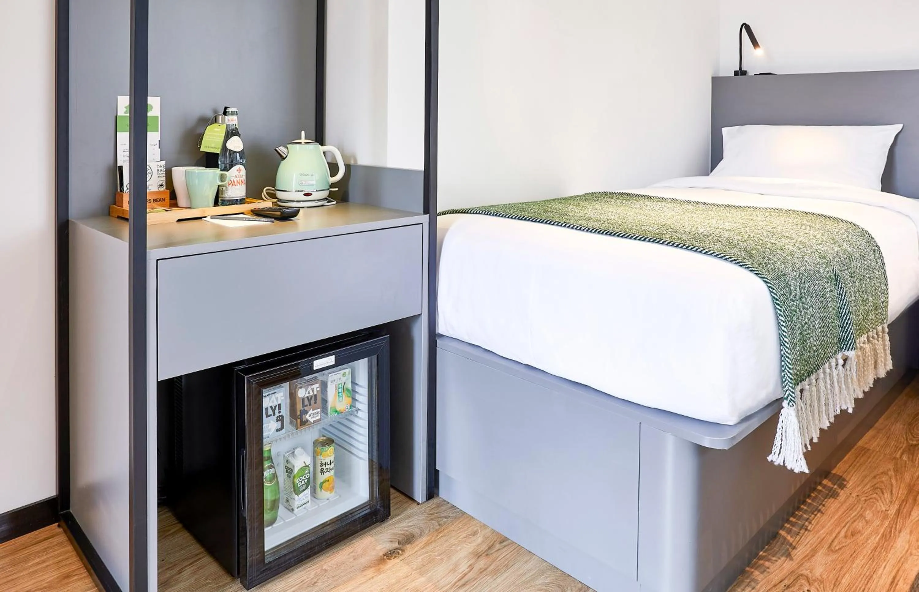 Photo of the whole room, Bed in Urbanwood Ap Lei Chau