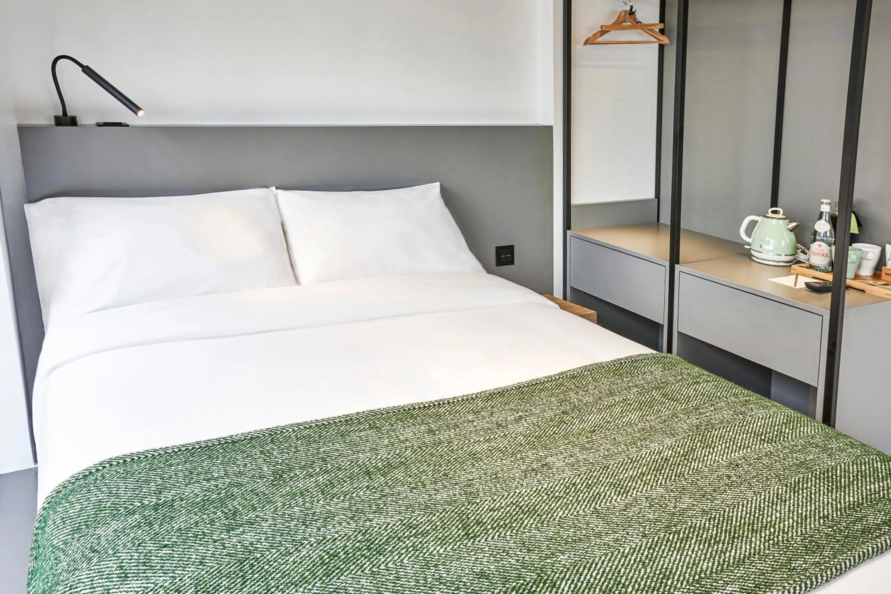 Photo of the whole room, Bed in Urbanwood Ap Lei Chau