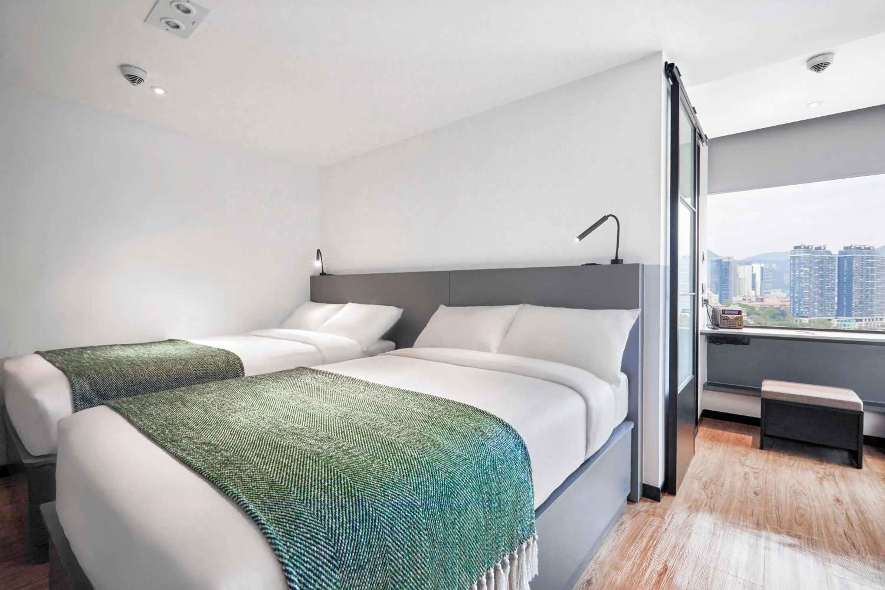 Photo of the whole room, Bed in Urbanwood Ap Lei Chau