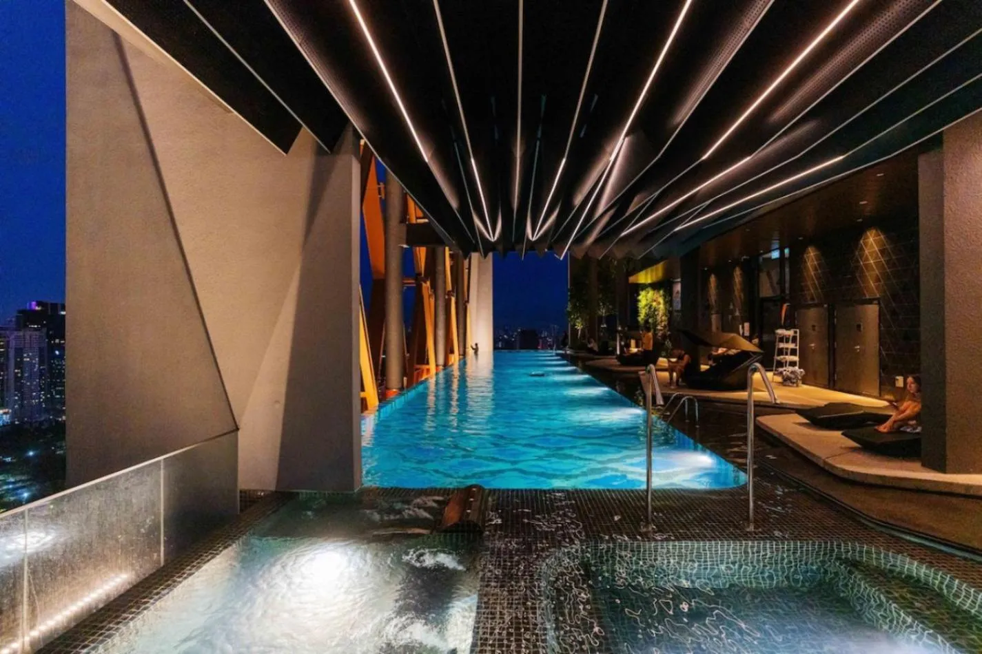 Night in Scarletz Suites KLCC Twin Tower by Purple Orchid