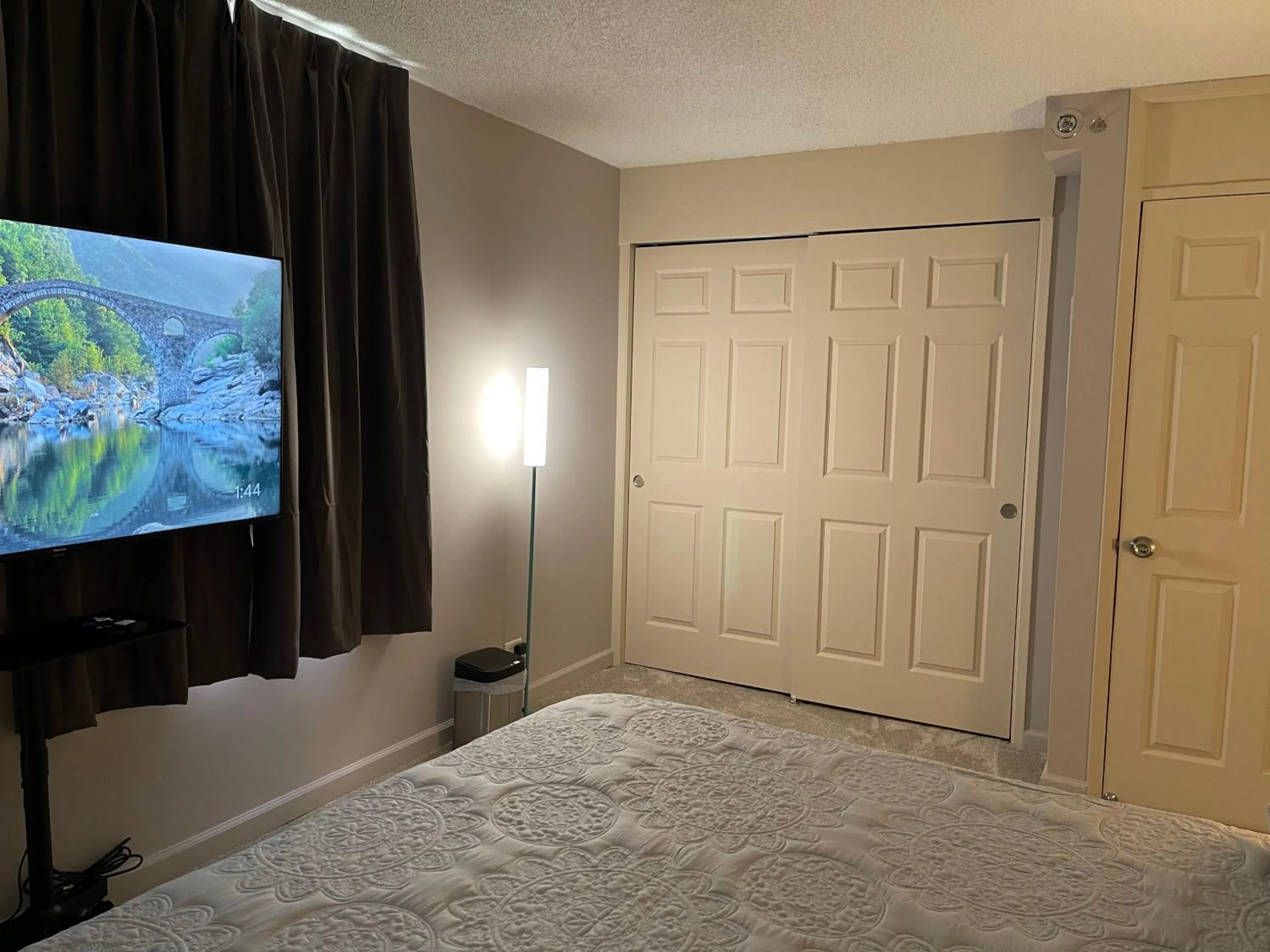 Bedroom, Bed in Waikiki Sunset