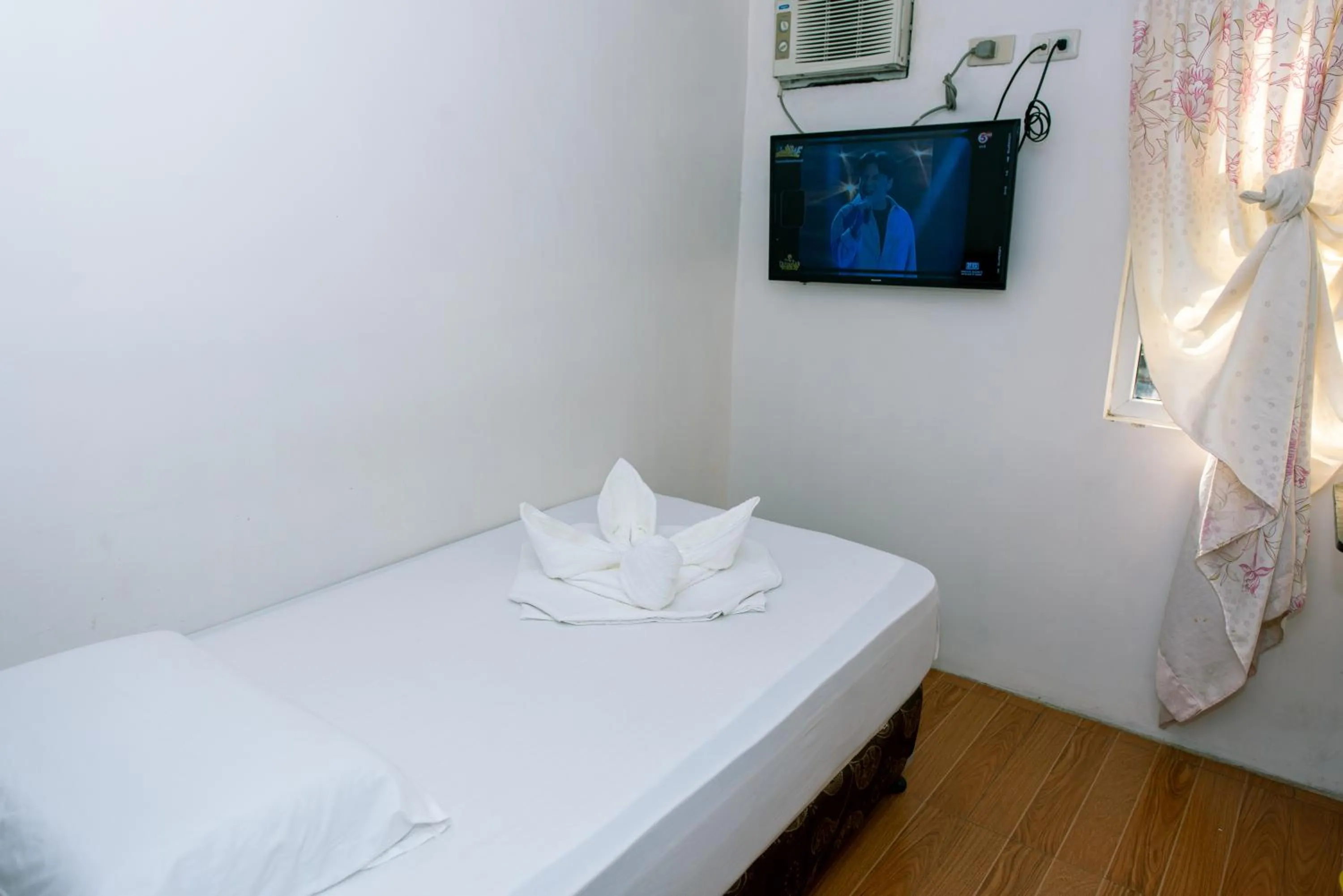 Bed in FB Budgetel Suites