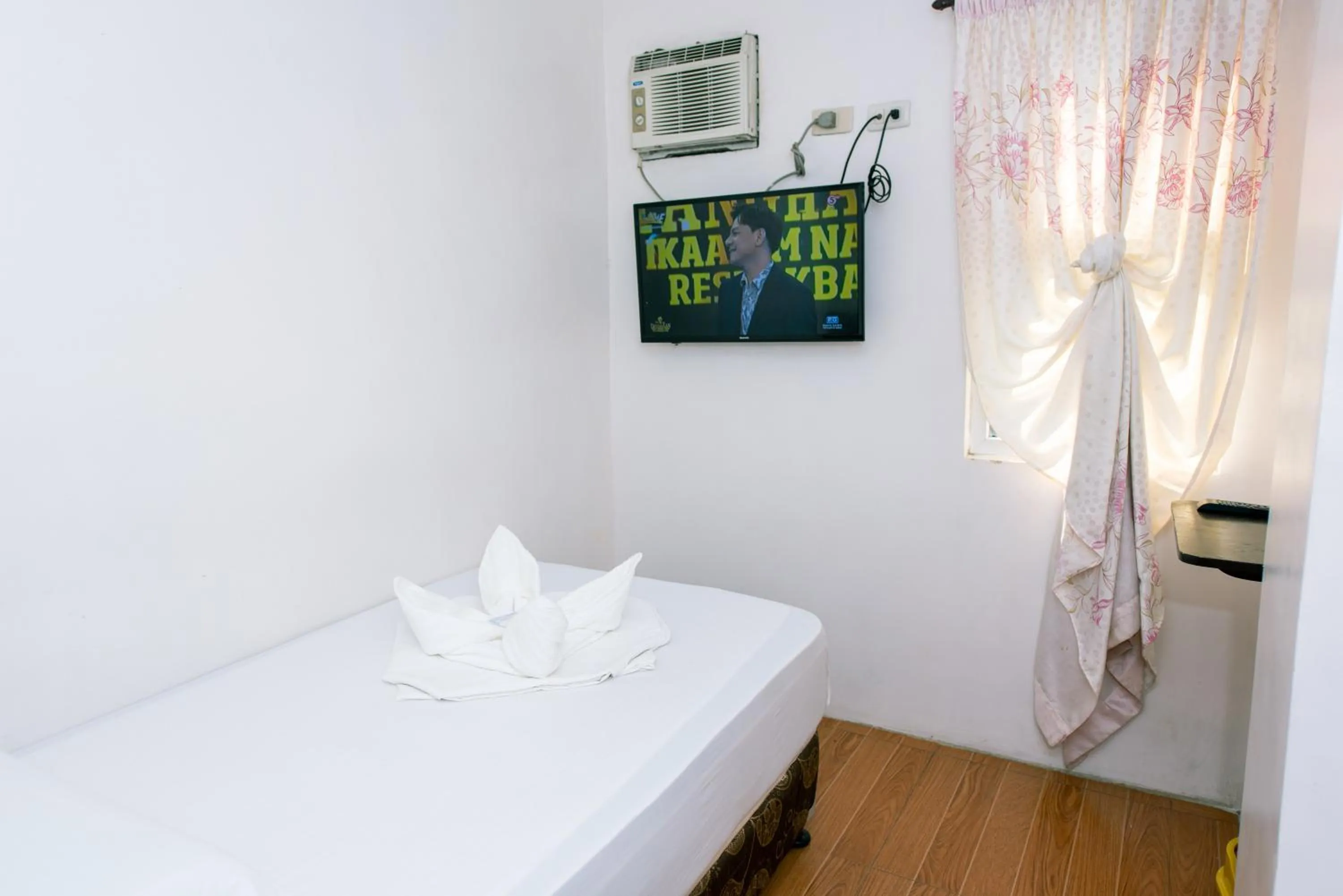 Bed in FB Budgetel Suites