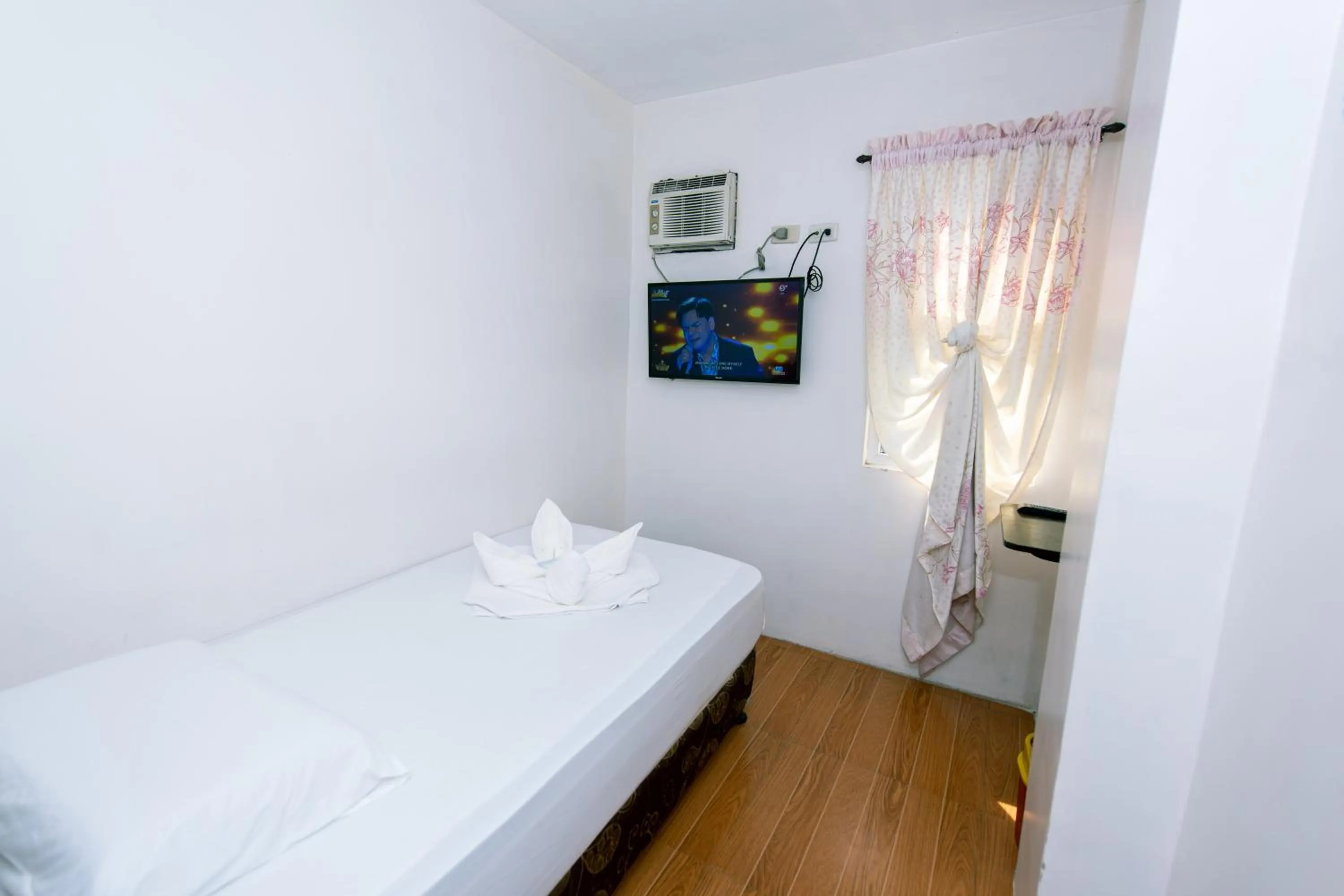 Bed in FB Budgetel Suites