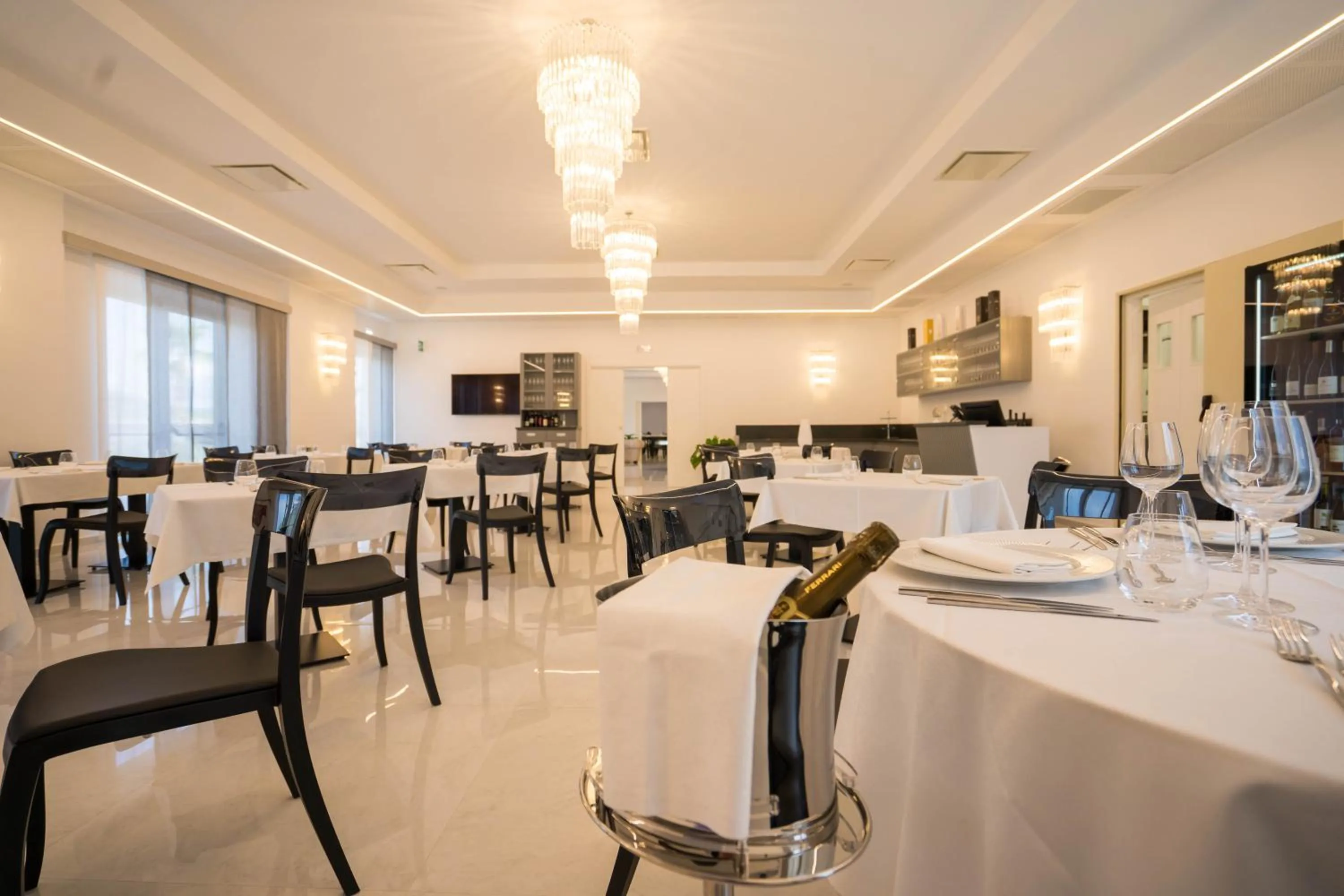 Restaurant/places to eat in PM Hotel