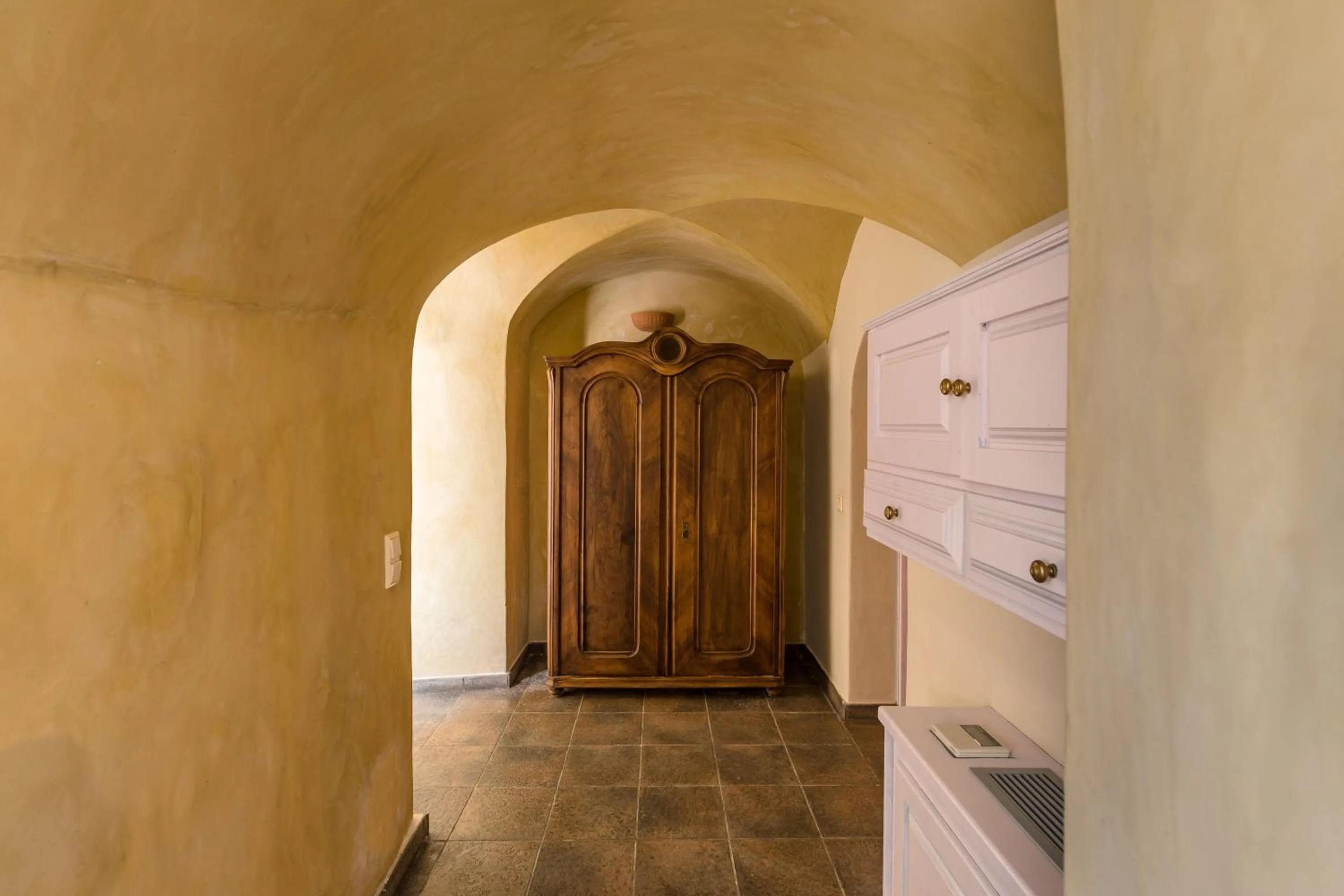 wardrobe in Zannos Melathron