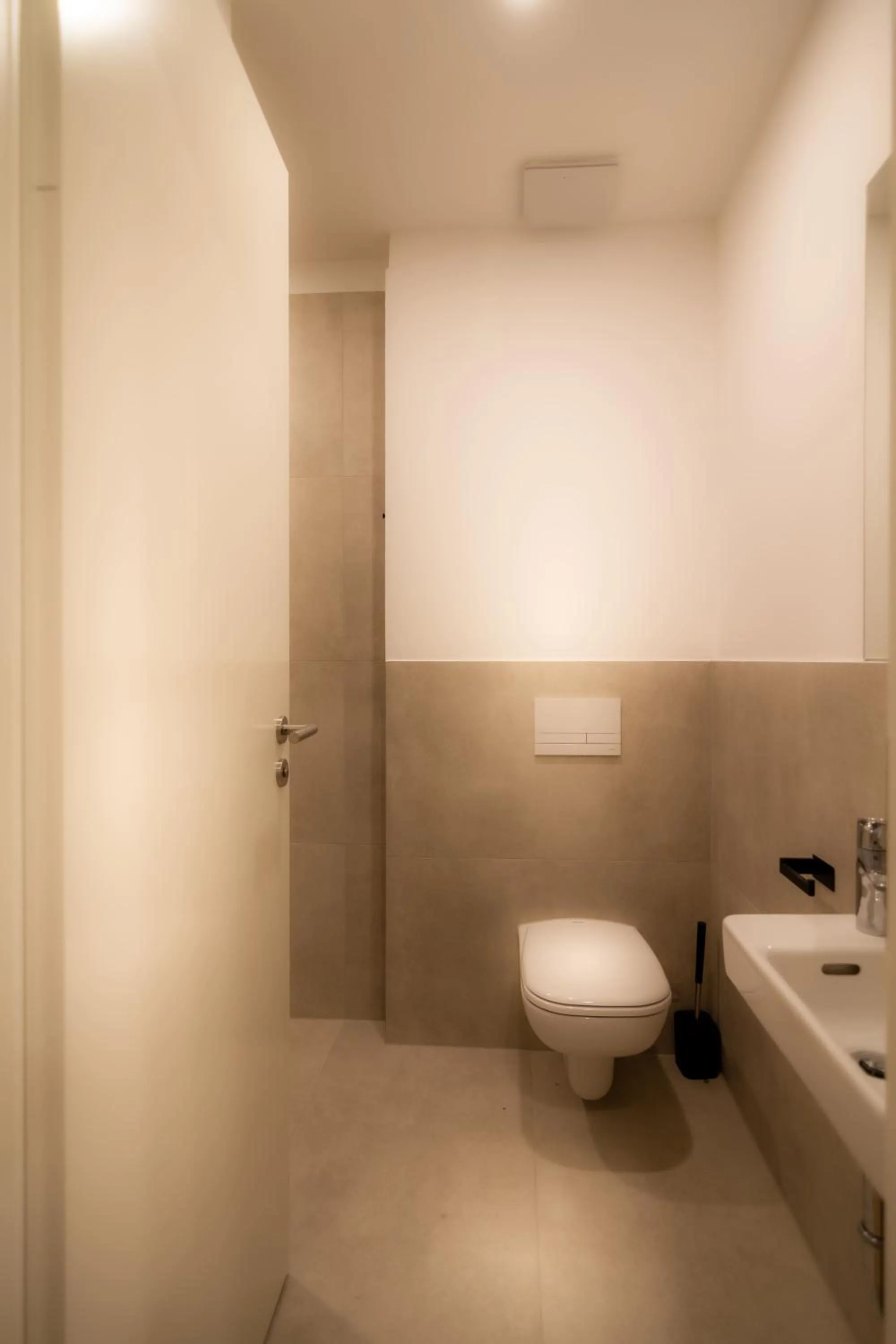 Toilet in Sleep Inn Medienhafen Suites