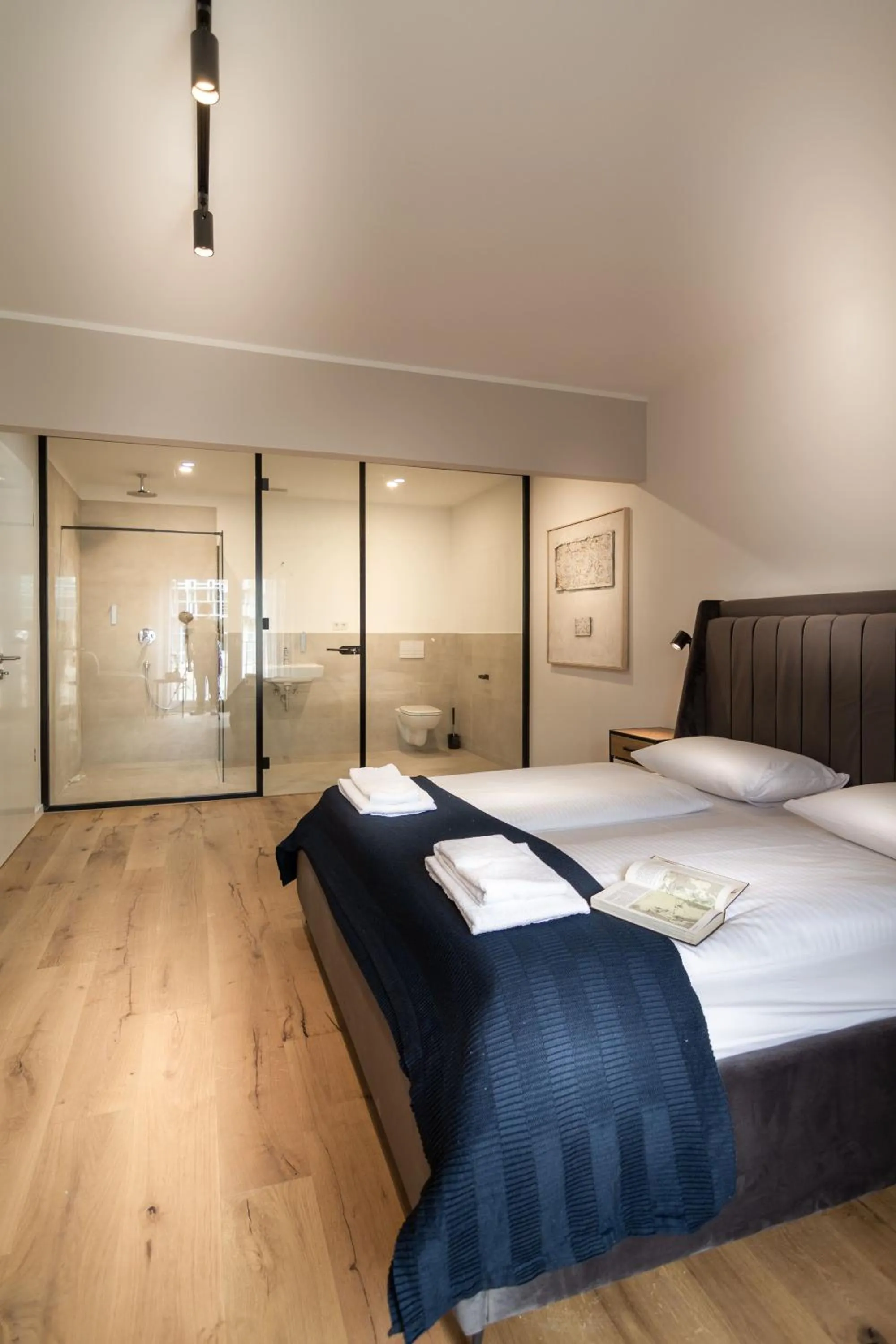 Shower, Bed in Sleep Inn Medienhafen Suites