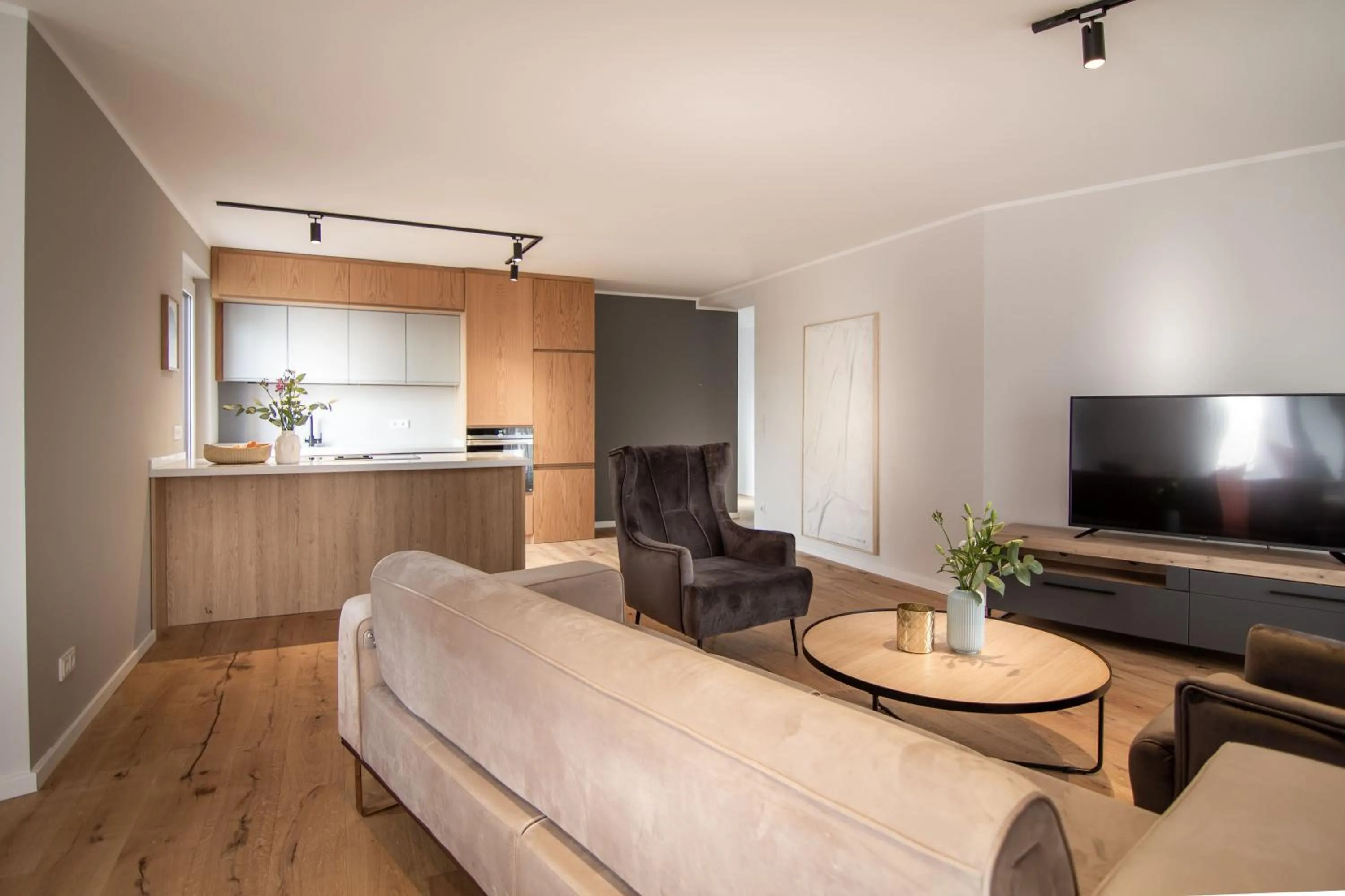 Communal lounge/ TV room in Sleep Inn Medienhafen Suites