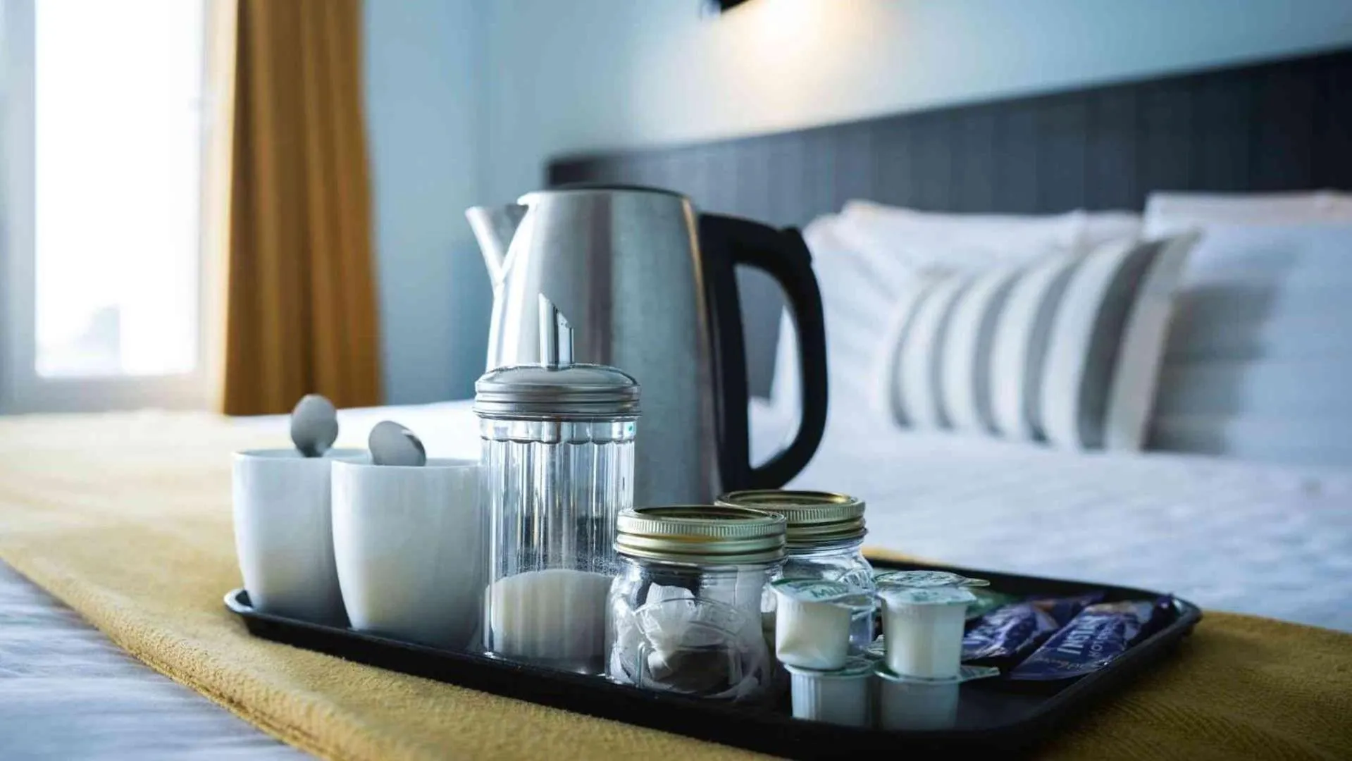 Coffee/tea facilities, Bed in Marine Hotel Ballycastle