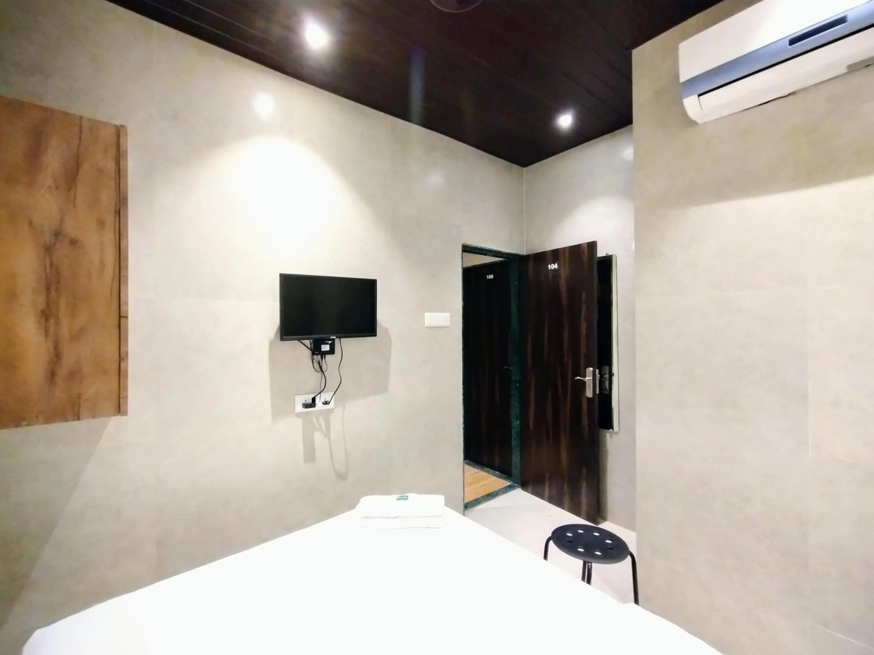 Bed in Hotel Eros - Nr Airport T2