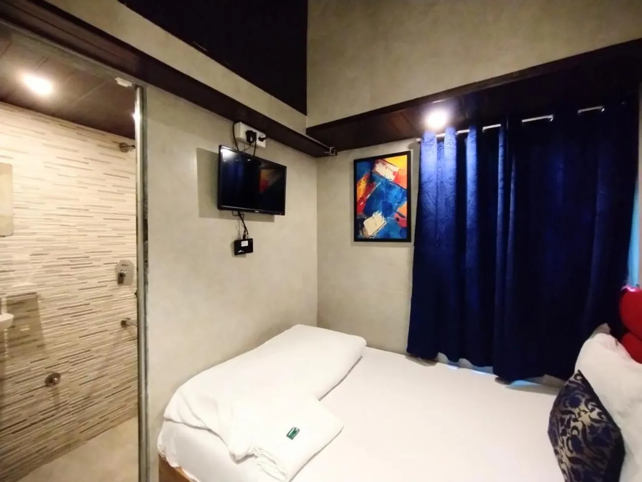 Bed in Hotel Eros - Nr Airport T2