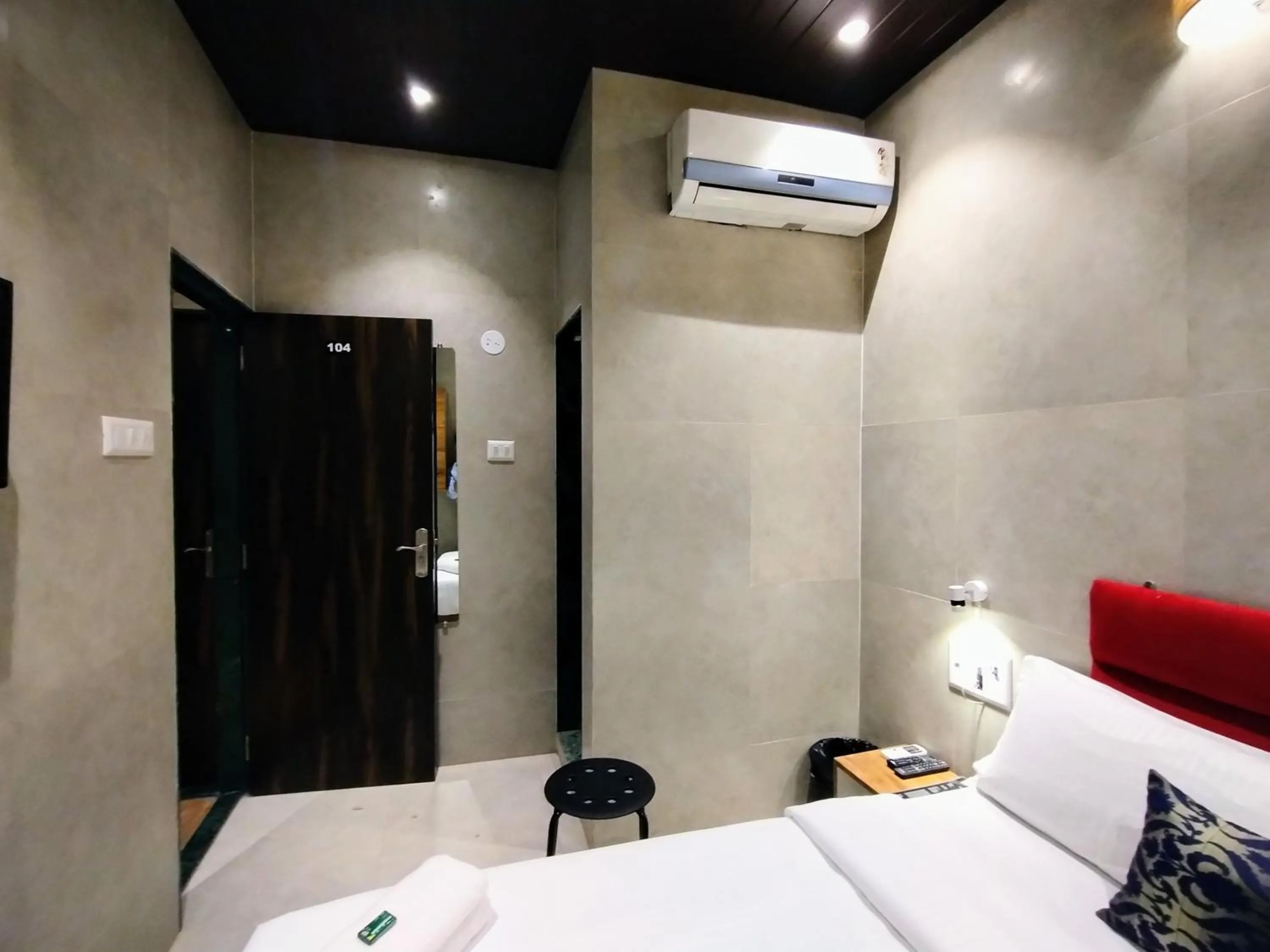 Bed in Hotel Eros - Nr Airport T2