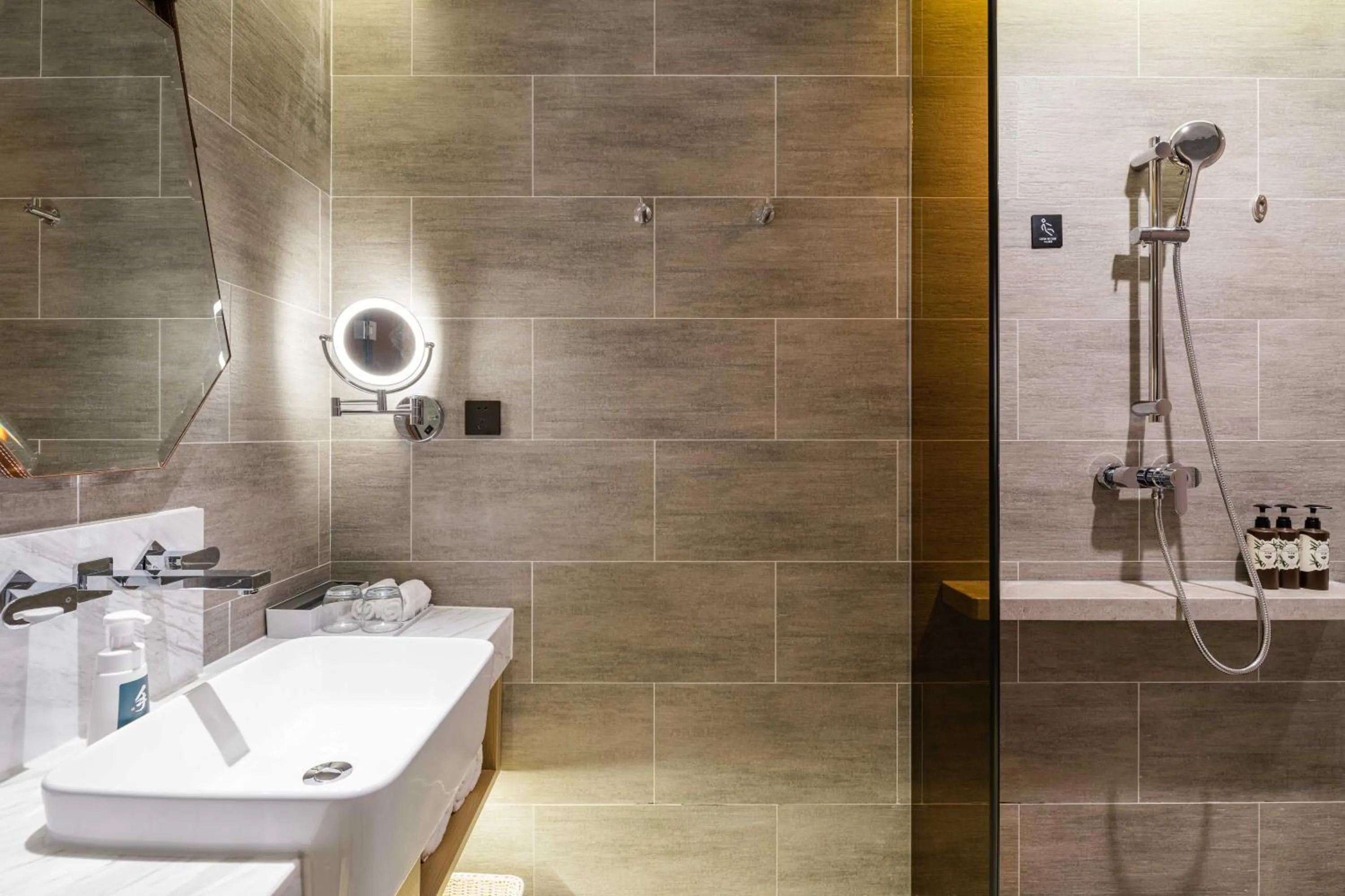 Shower in Atour Hotel Shanghai New International Expo Center Maglev Station