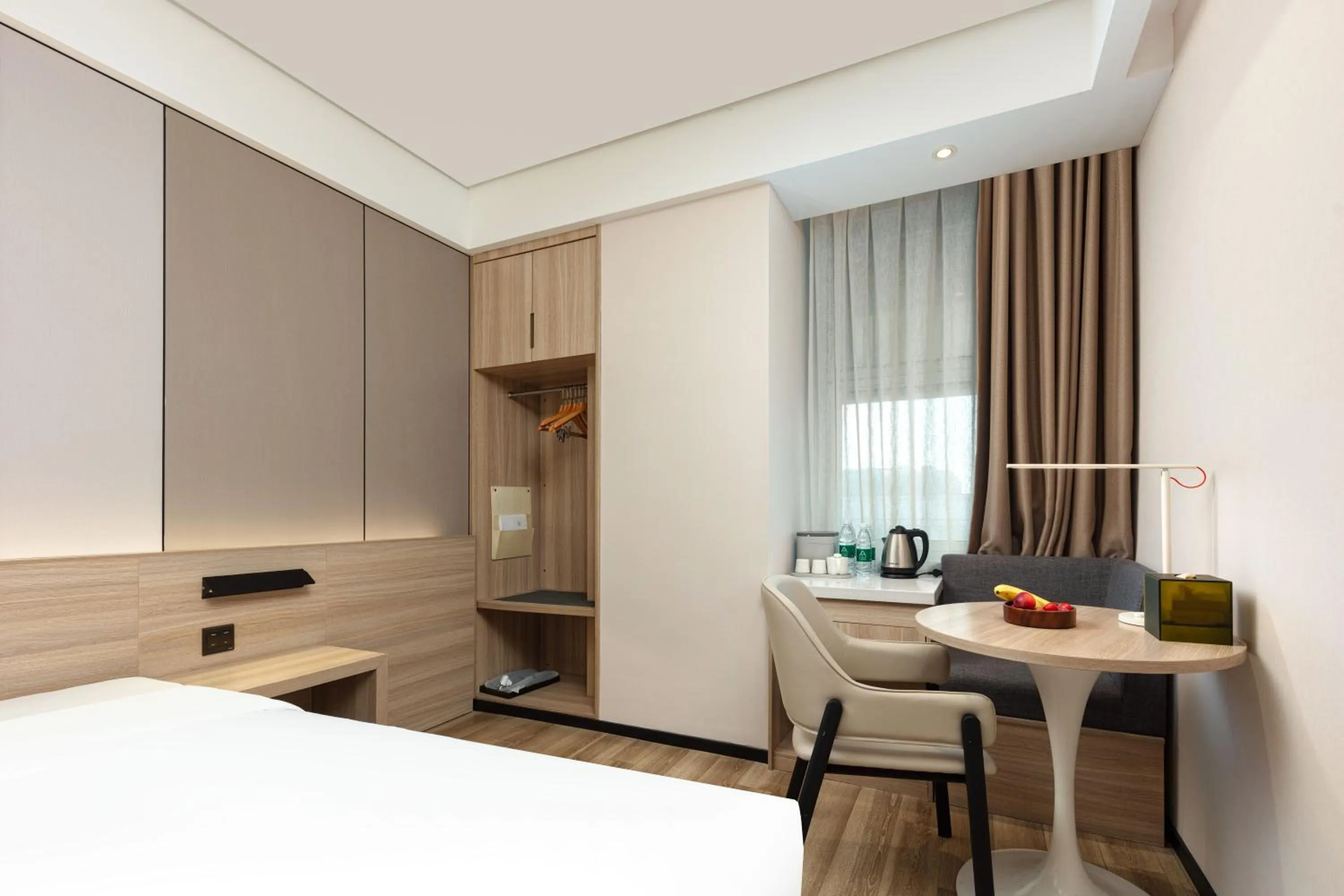 Photo of the whole room, Bed in Atour Hotel Shanghai Hongqiao Korea Street