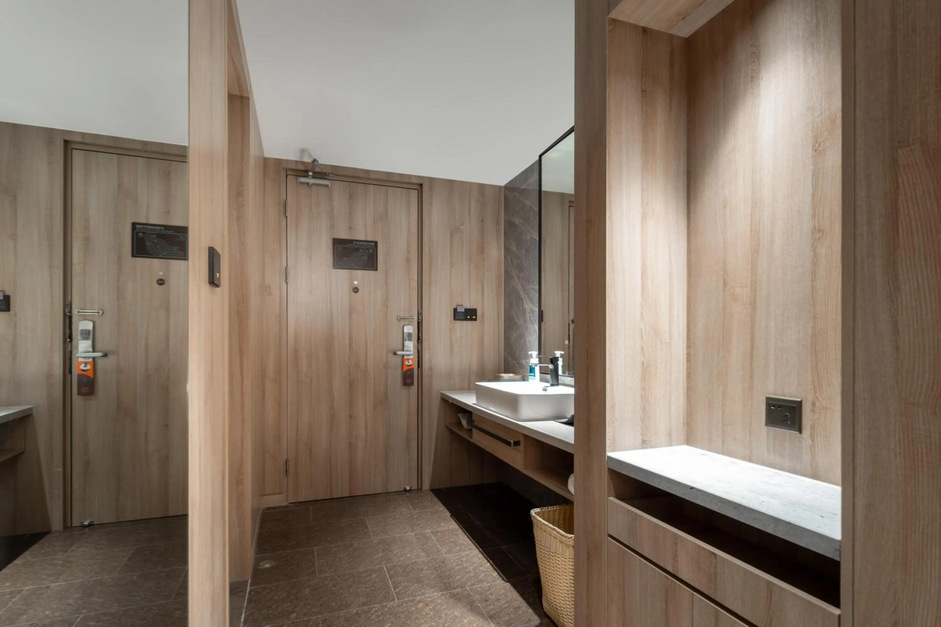 wardrobe in Atour Hotel Qingdao Olympic Sailing Center May Fourth Square