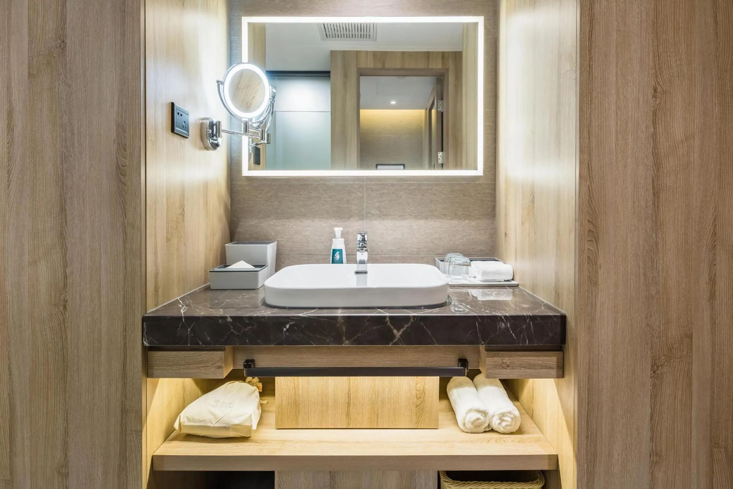 Atour Hotel Qingdao Fuzhou Road Sakura Town