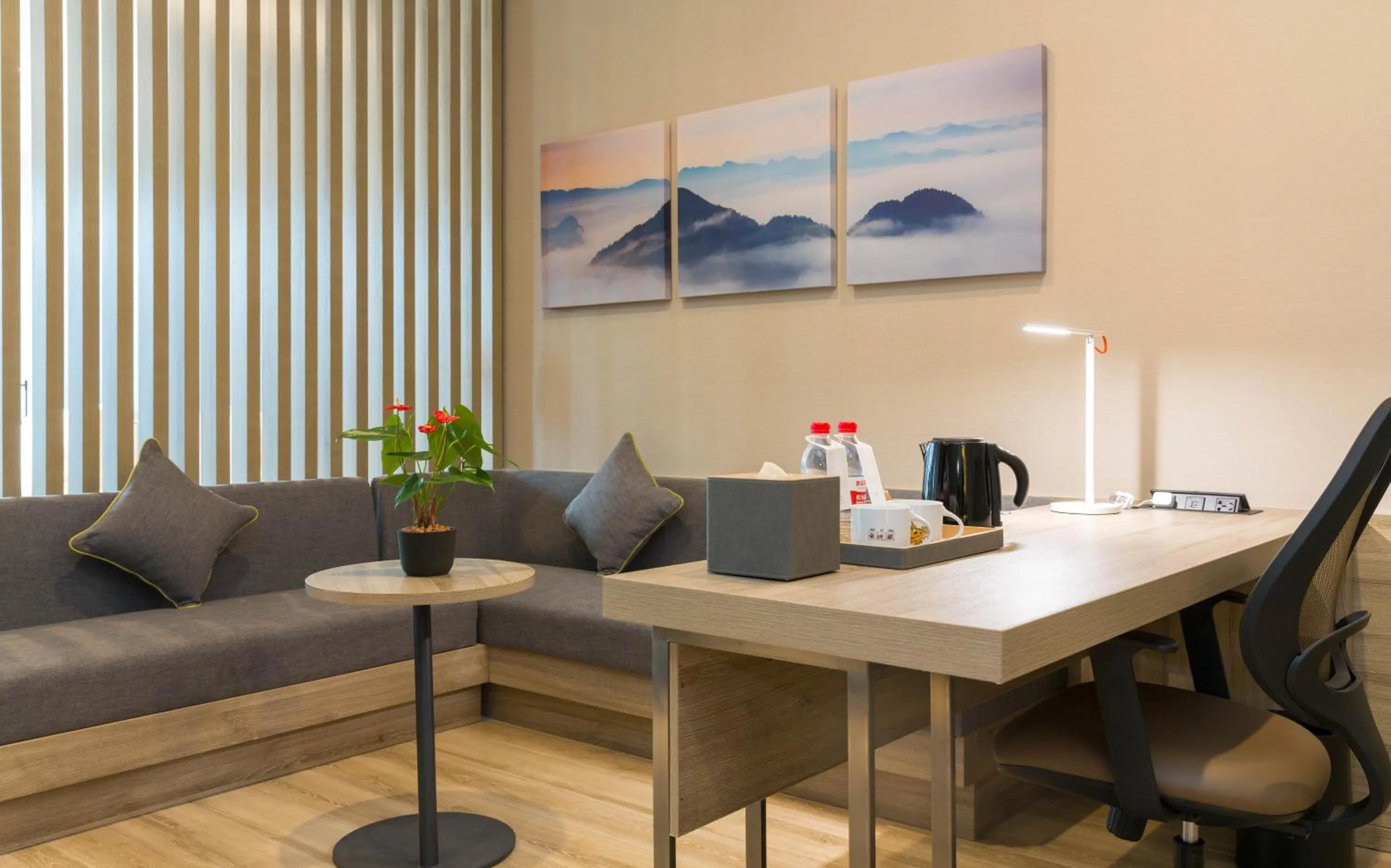 Seating area in Atour Hotel Chongqing Hongyadong Riverview