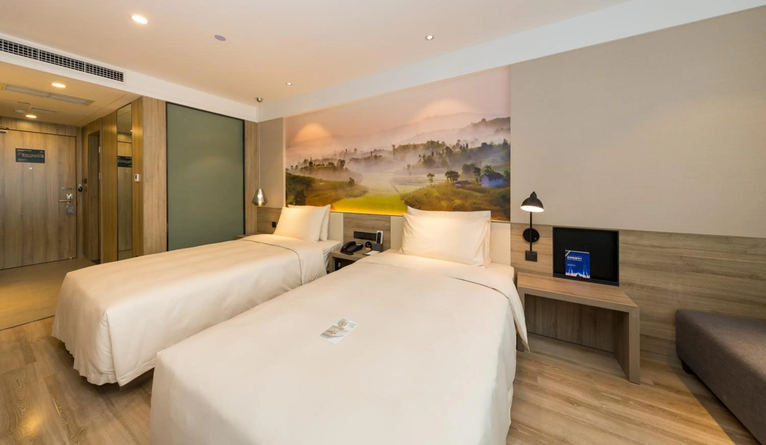 Bedroom, Bed in Atour Hotel Chongqing Hongyadong Riverview