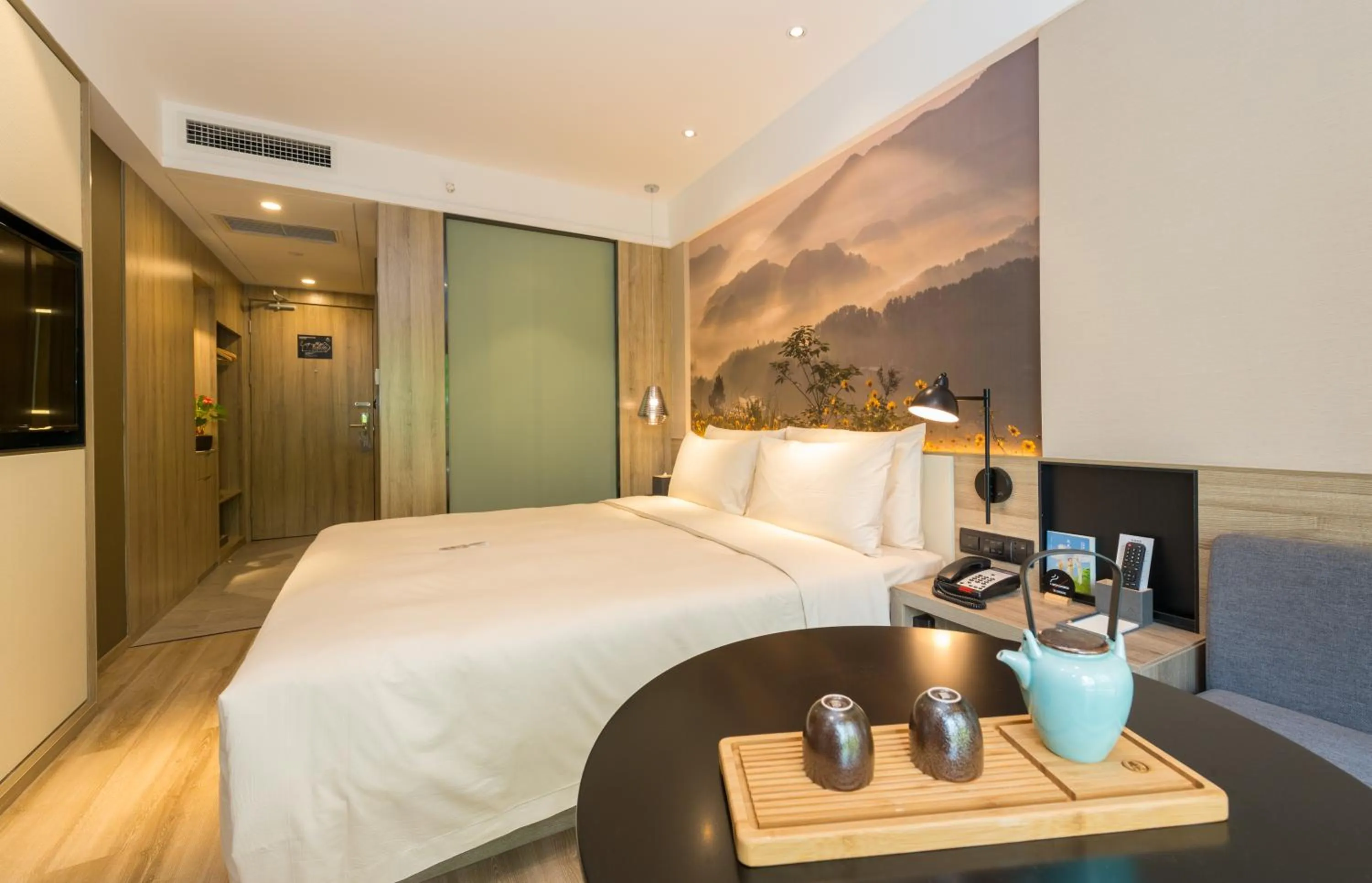 Photo of the whole room, Bed in Atour Hotel Chongqing Hongyadong Riverview