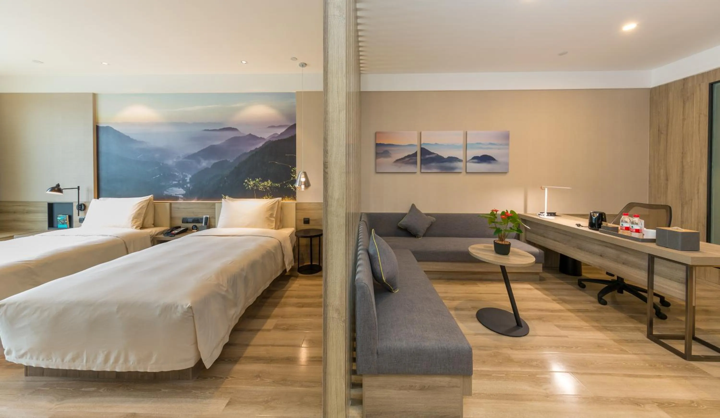 Seating area, Bed in Atour Hotel Chongqing Hongyadong Riverview