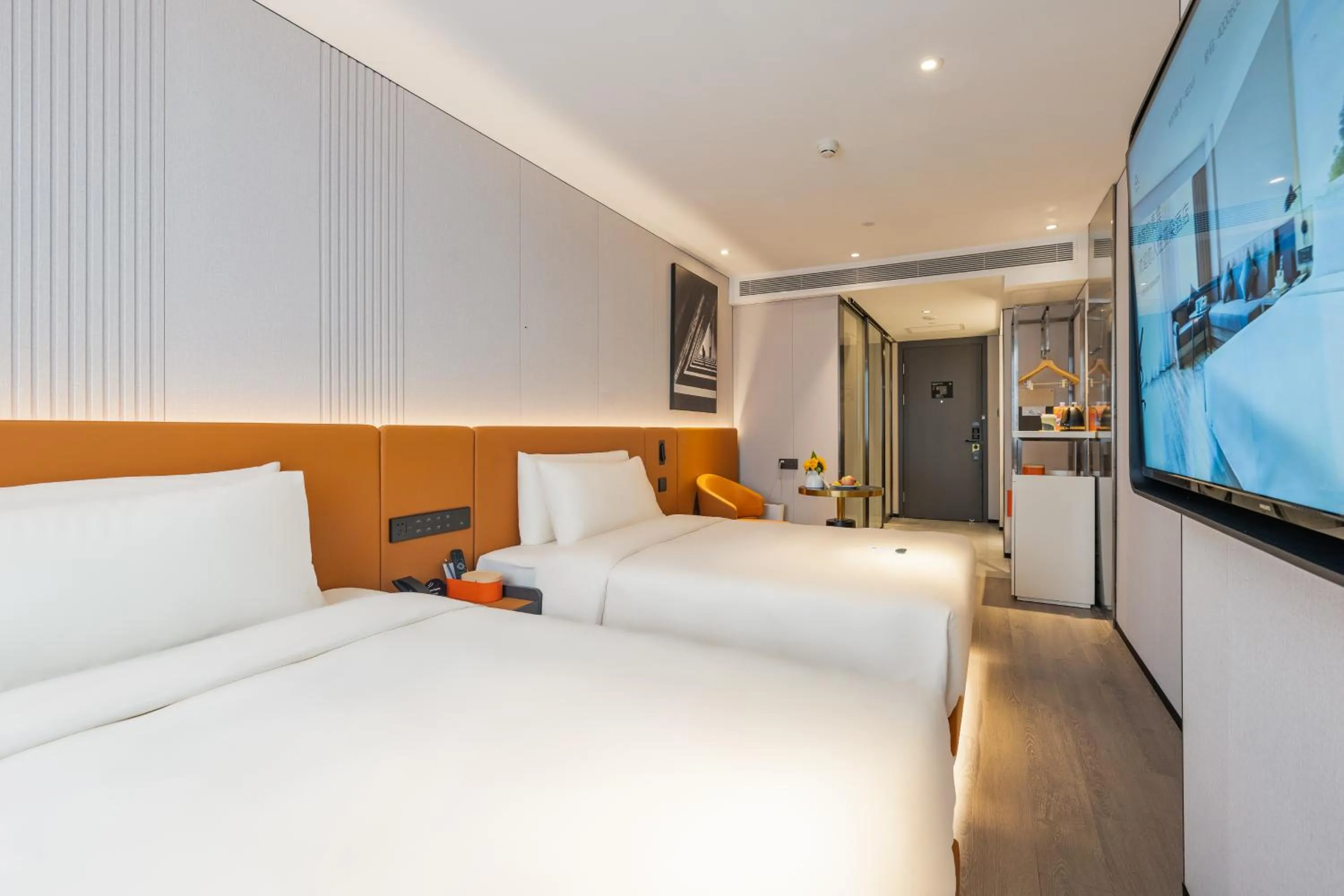 Photo of the whole room, Bed in Atour Hotel Beijing Tiananmen Wangfujing Pedestrian