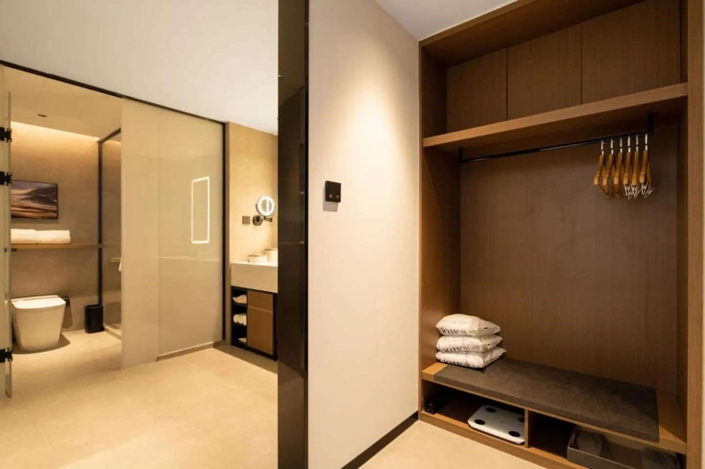 wardrobe in Atour Hotel Dalian Development Zone