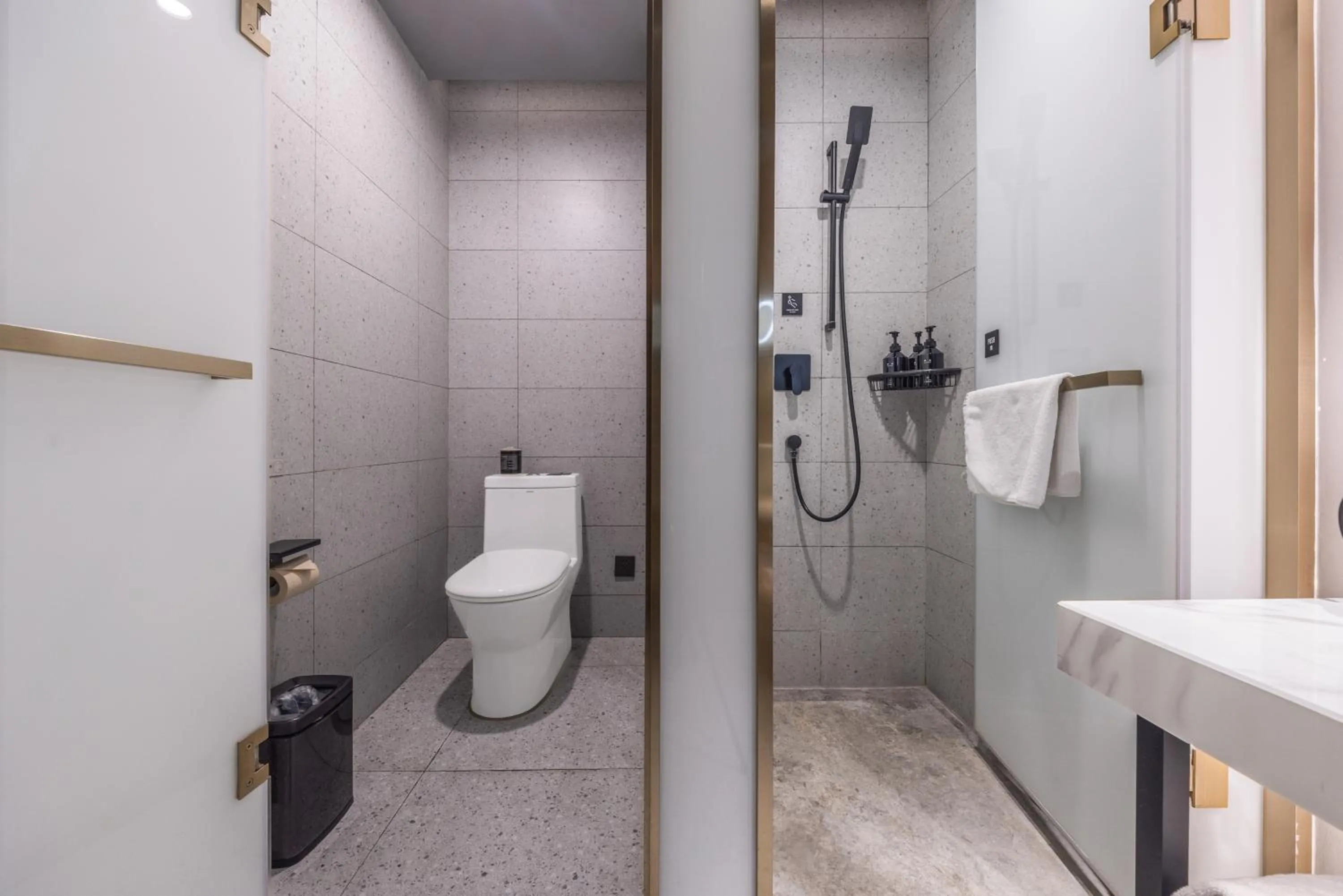 Shower in Atour X Hotel The Bund East Nanjing Road