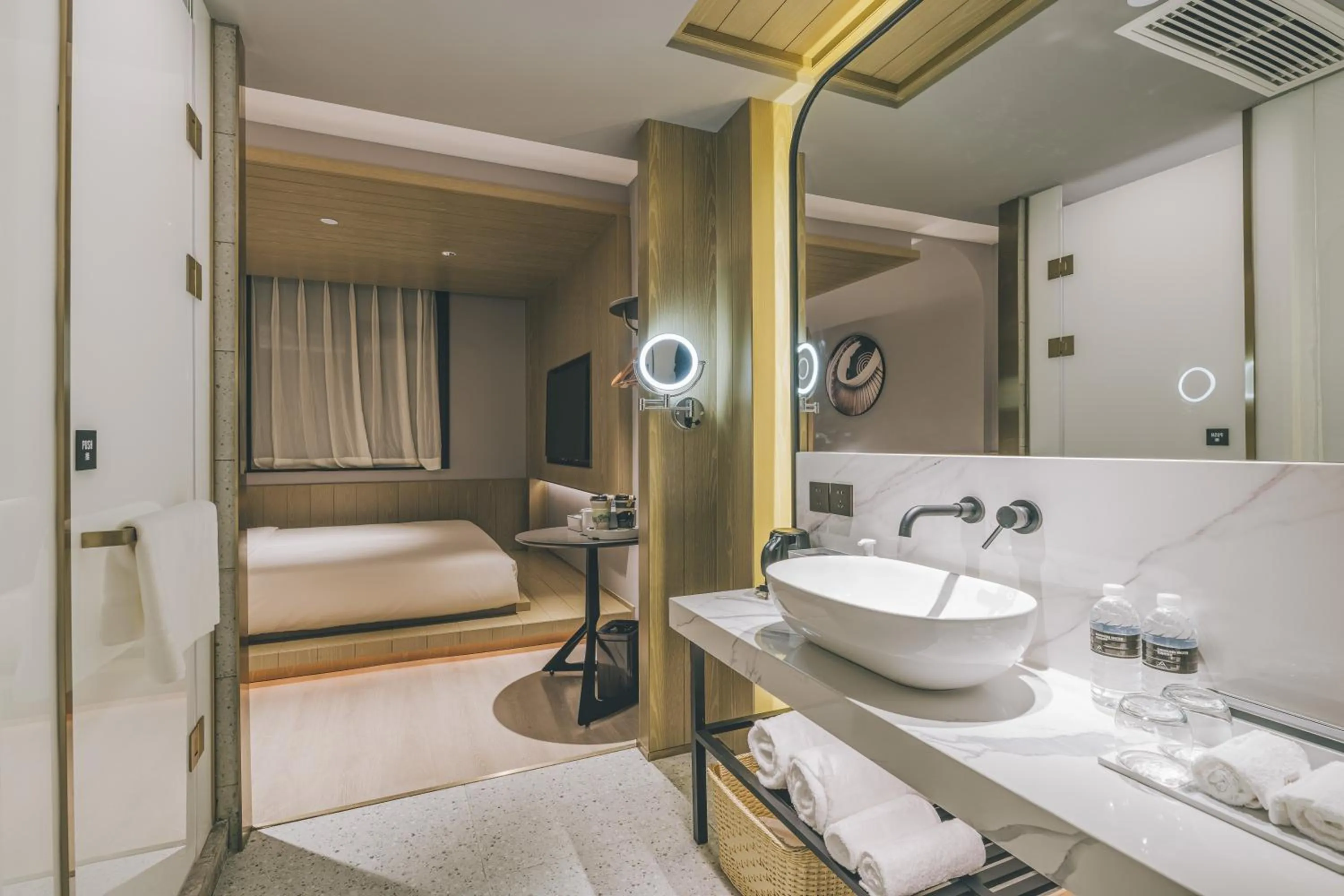 Photo of the whole room, Bed in Atour X Hotel The Bund East Nanjing Road