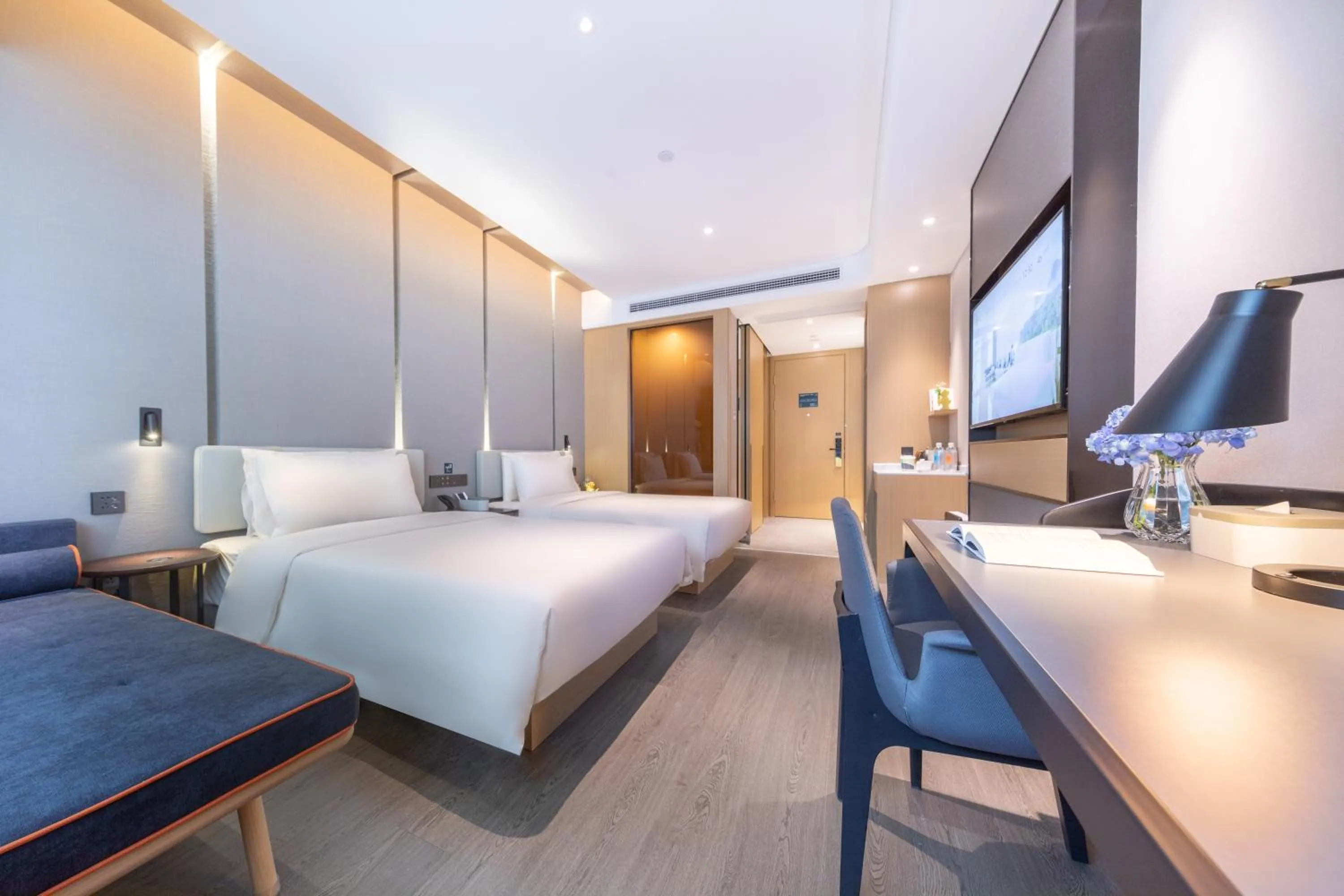 Photo of the whole room, Bed in Atour Hotel Suzhou Guanqian Street Leqiao Station